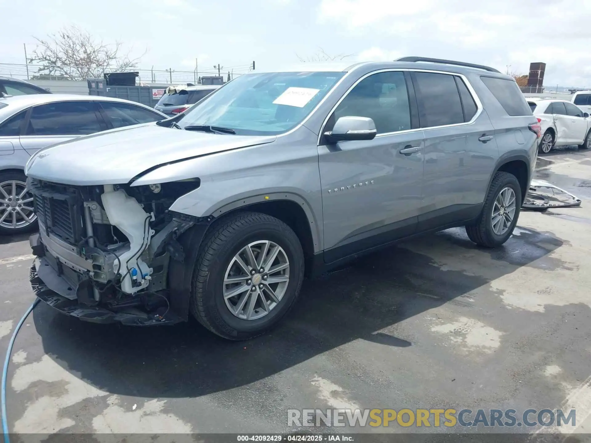2 fotografías del automóvil dañado 1GNEVHKW2PJ243652 CHEVROLET TRAVERSE 2023