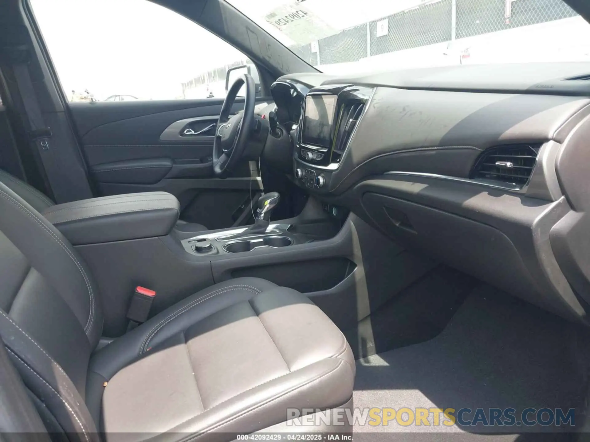 5 fotografías del automóvil dañado 1GNEVHKW2PJ243652 CHEVROLET TRAVERSE 2023