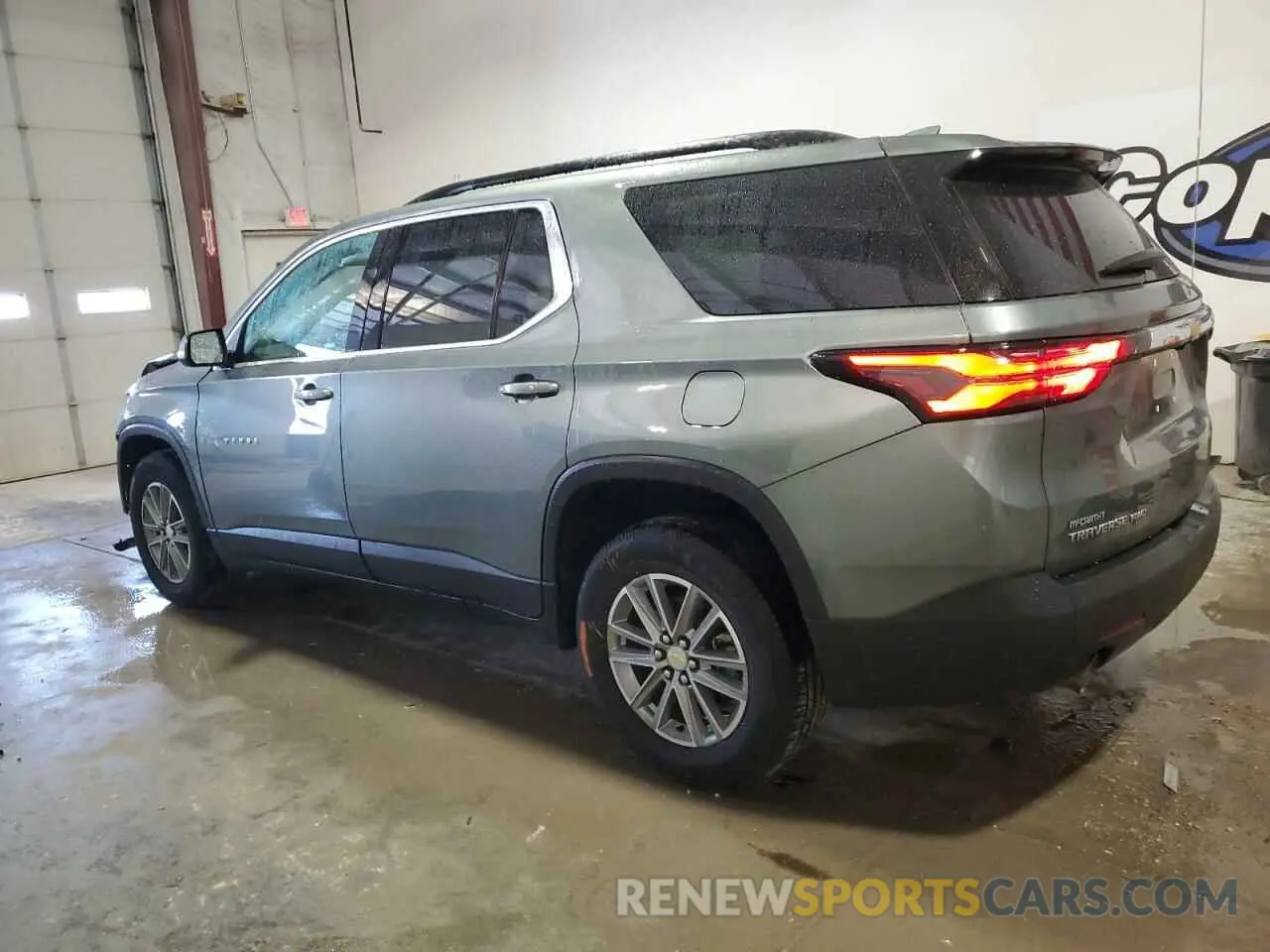 2 fotografías del automóvil dañado 1GNEVHKW4PJ231163 CHEVROLET TRAVERSE 2023