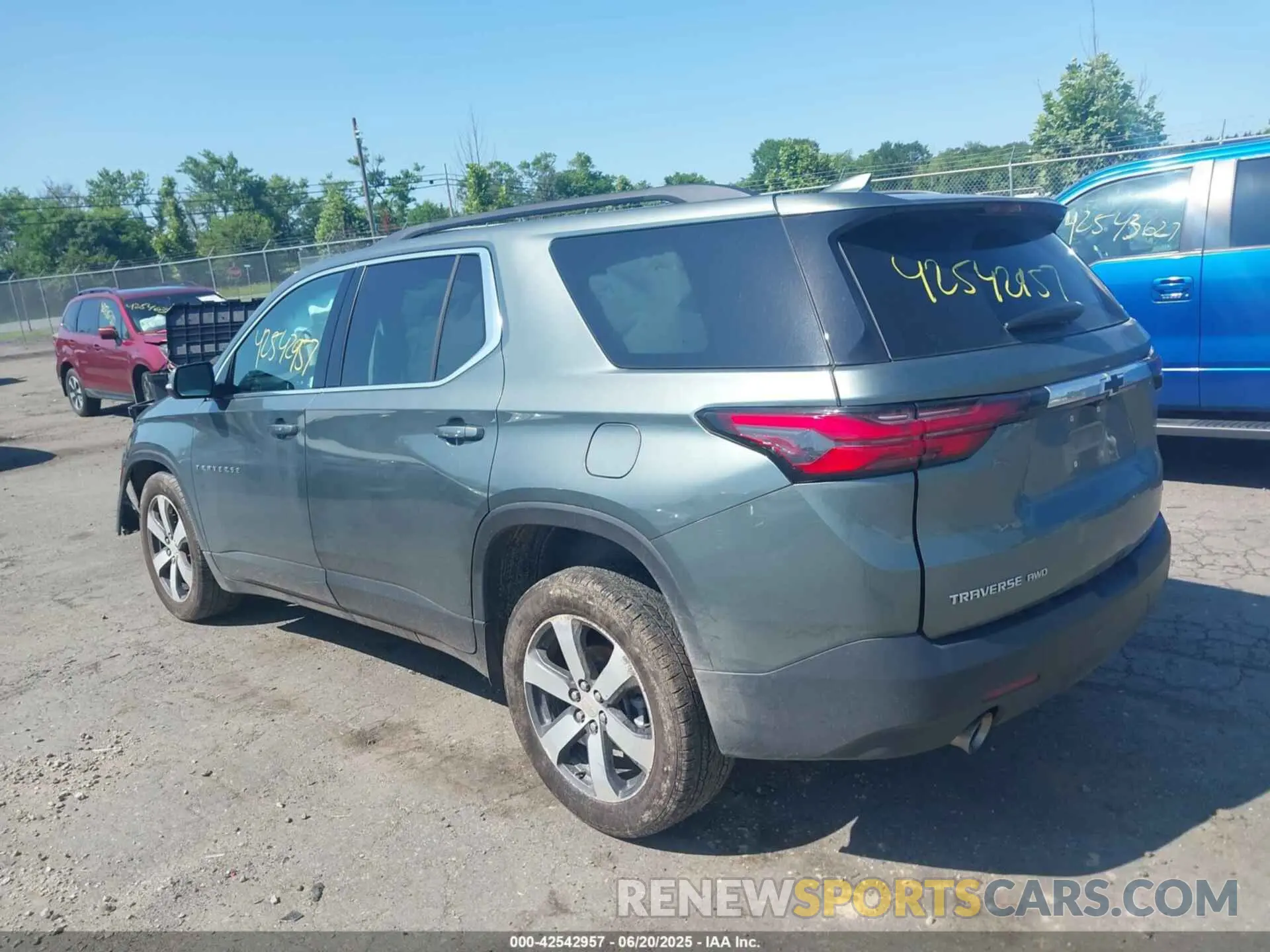3 fotografías del automóvil dañado 1GNEVHKW9PJ230090 CHEVROLET TRAVERSE 2023