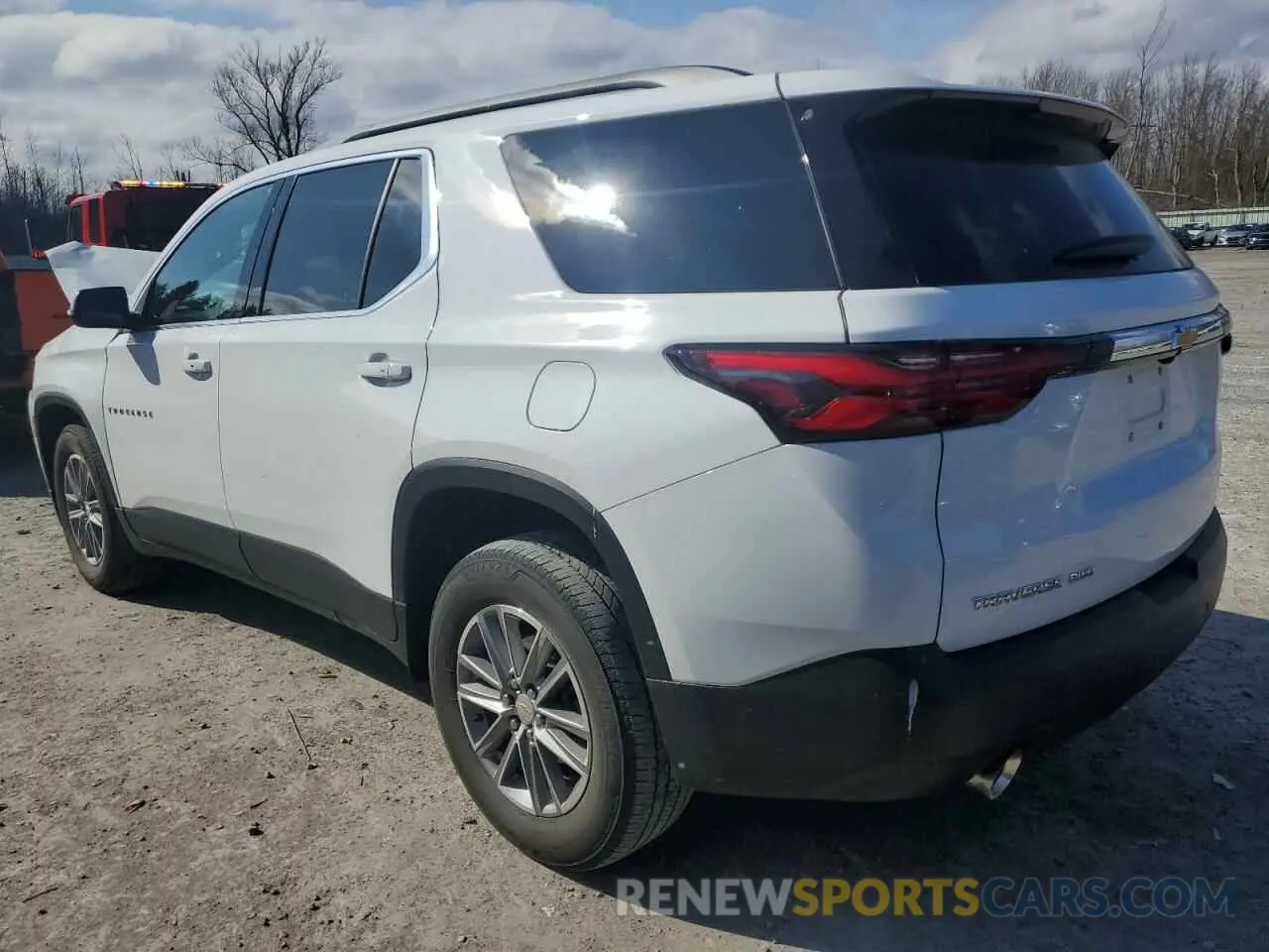 2 fotografías del automóvil dañado 1GNEVHKWXPJ231359 CHEVROLET TRAVERSE 2023