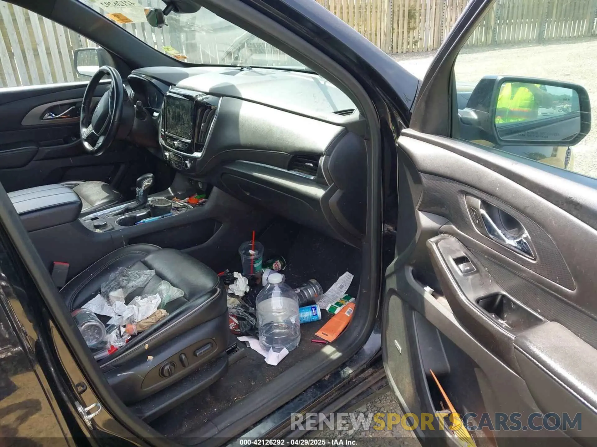 5 fotografías del automóvil dañado 1GNEVKKW0PJ237460 CHEVROLET TRAVERSE 2023