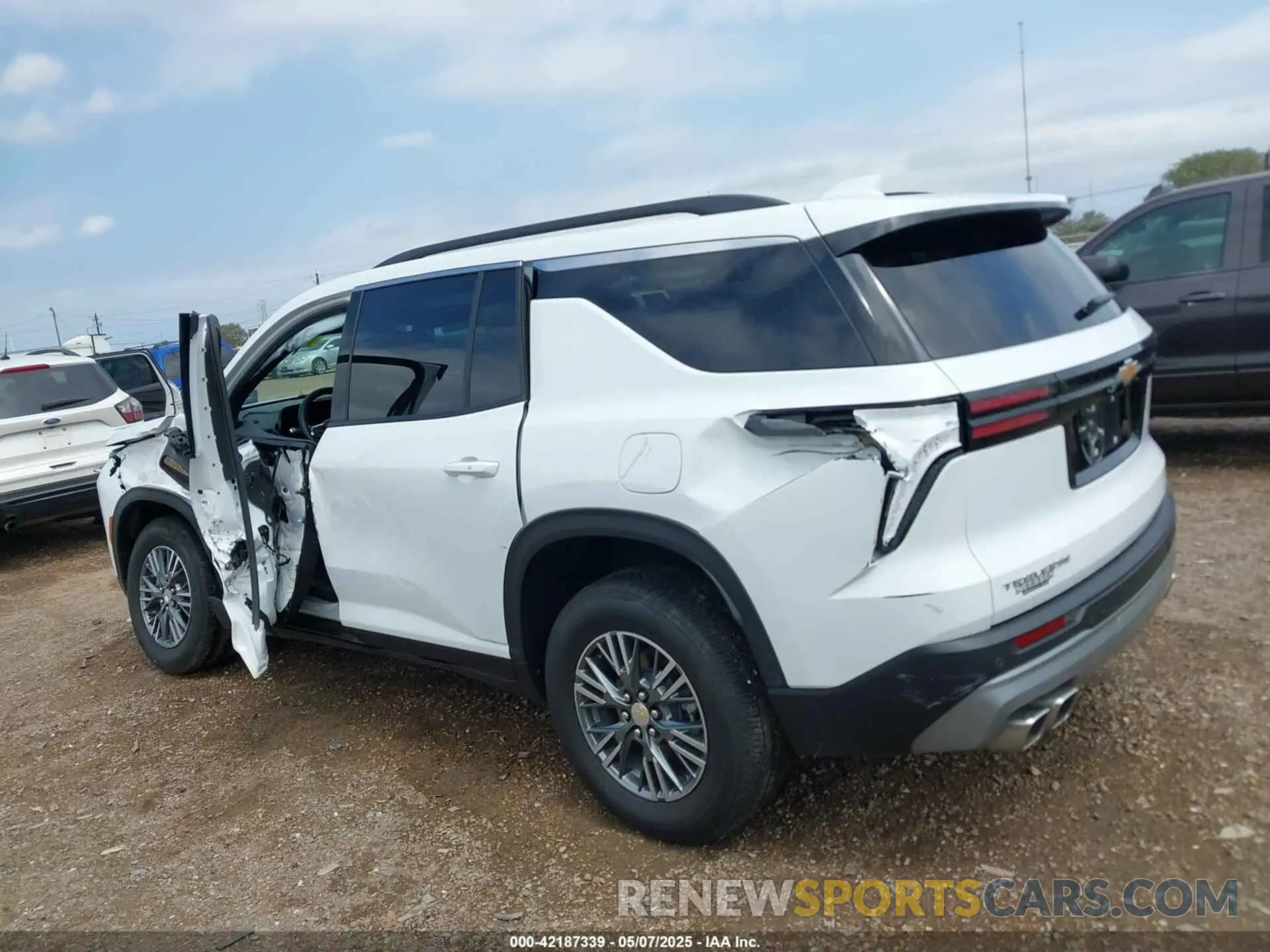 14 fotografías del automóvil dañado 1GNERGKS7RJ215585 CHEVROLET TRAVERSE 2024