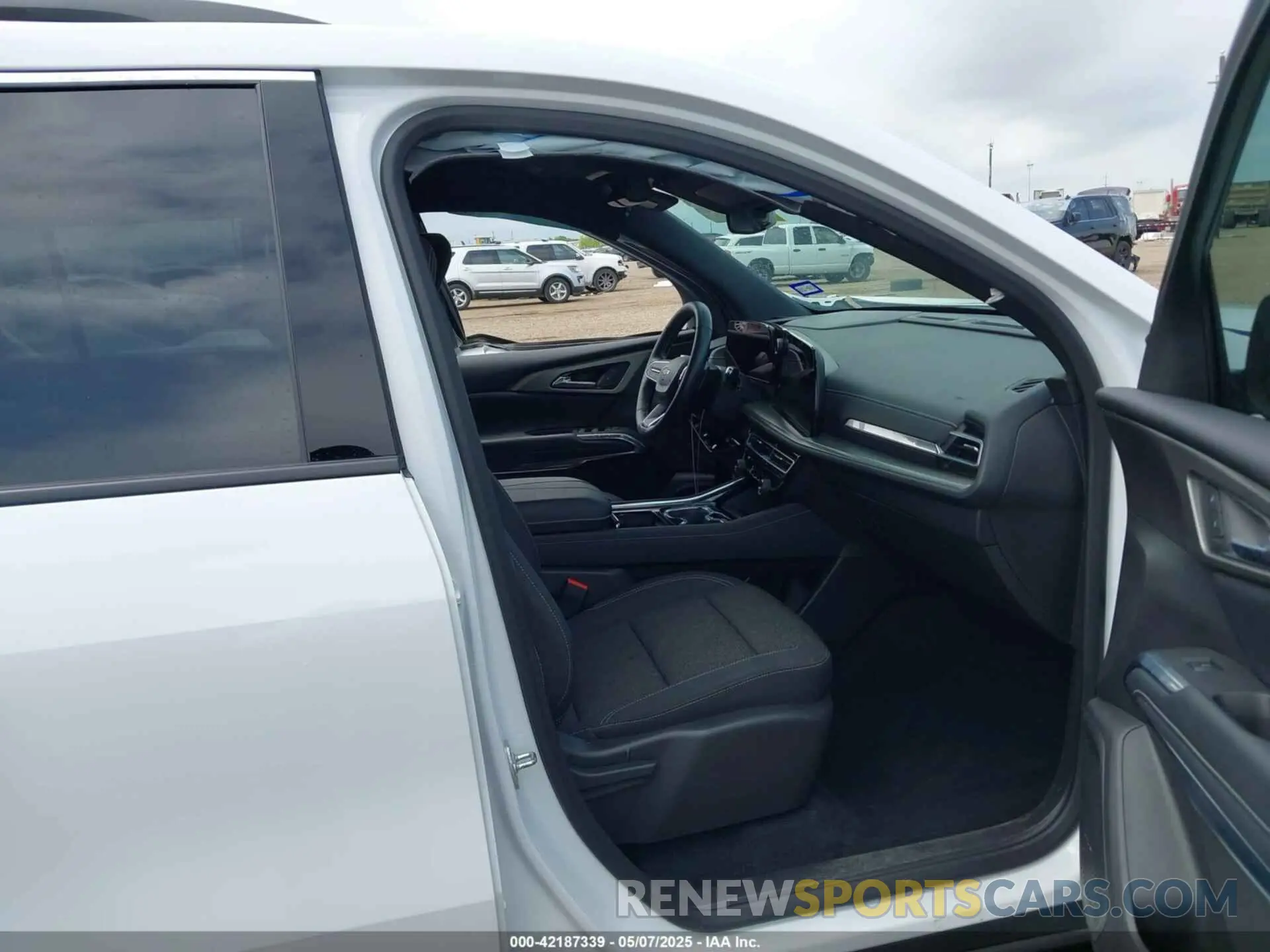 5 fotografías del automóvil dañado 1GNERGKS7RJ215585 CHEVROLET TRAVERSE 2024