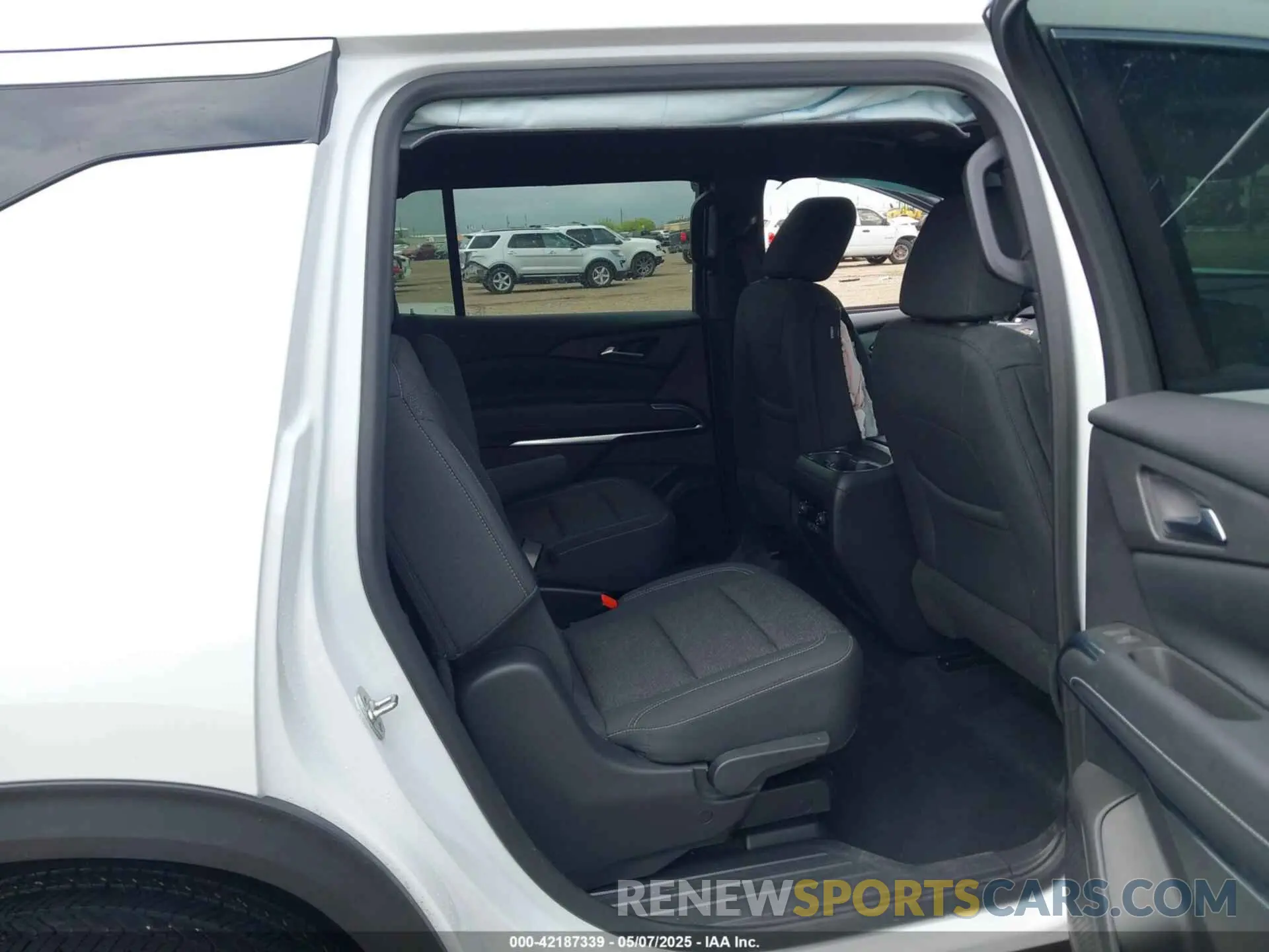 8 fotografías del automóvil dañado 1GNERGKS7RJ215585 CHEVROLET TRAVERSE 2024