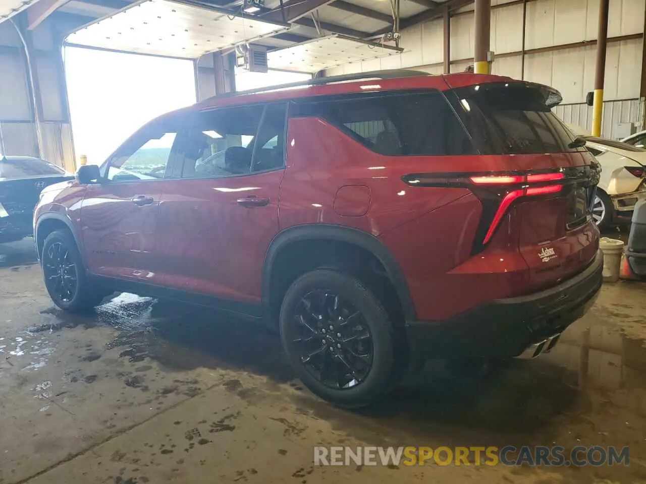 2 fotografías del automóvil dañado 1GNEVGKSXRJ228505 CHEVROLET TRAVERSE 2024