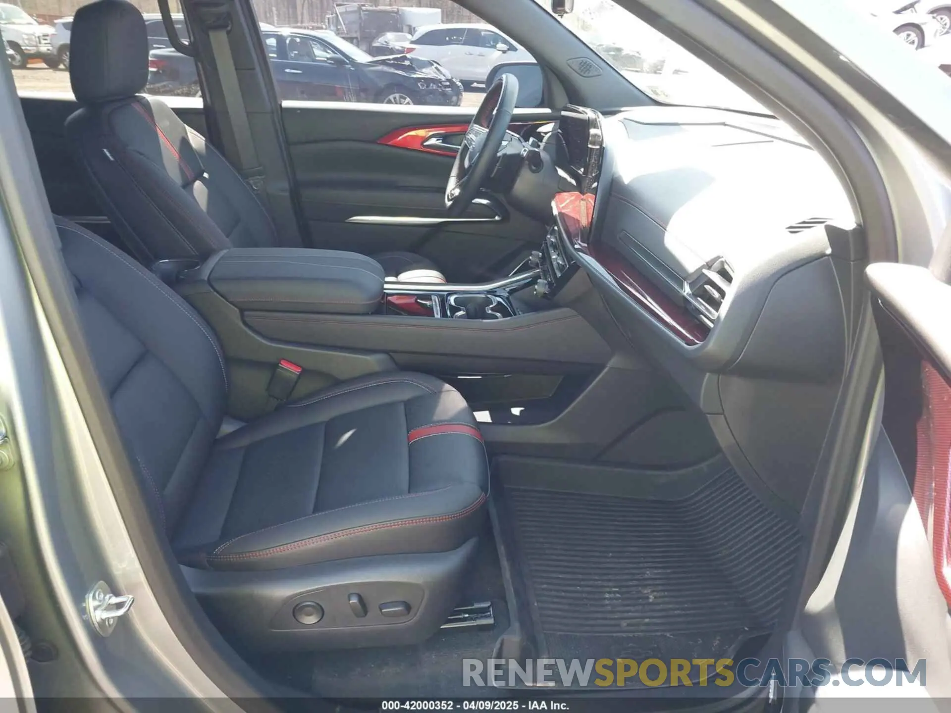 5 fotografías del automóvil dañado 1GNEVLRS5SJ170372 CHEVROLET TRAVERSE 2025