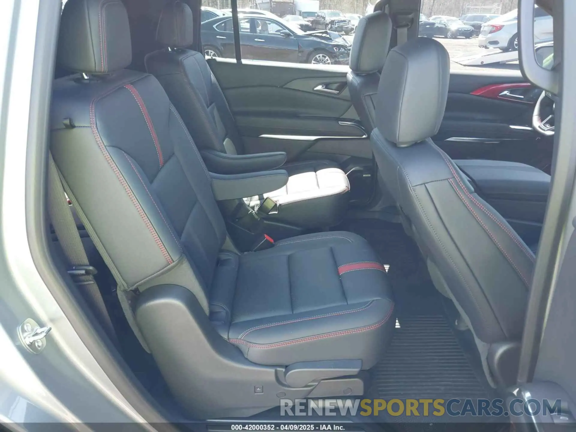 8 fotografías del automóvil dañado 1GNEVLRS5SJ170372 CHEVROLET TRAVERSE 2025