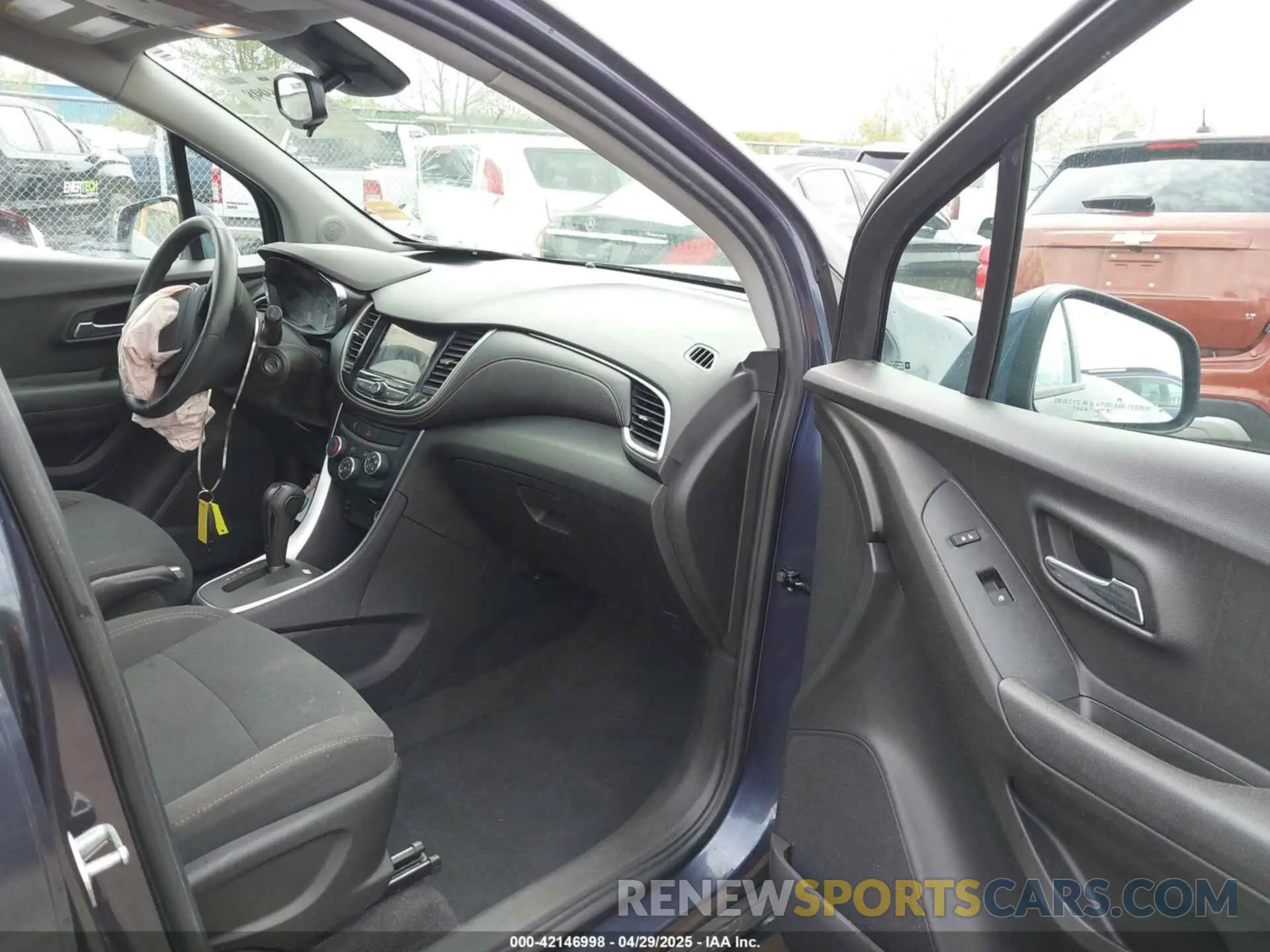 5 fotografías del automóvil dañado 3GNCJKSB4KL260306 CHEVROLET TRAX 2019