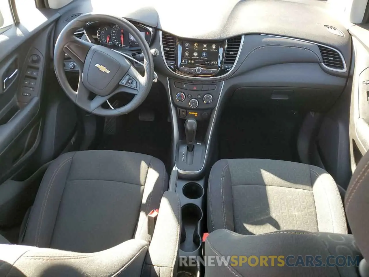 8 fotografías del automóvil dañado 3GNCJKSB5KL120488 CHEVROLET TRAX 2019