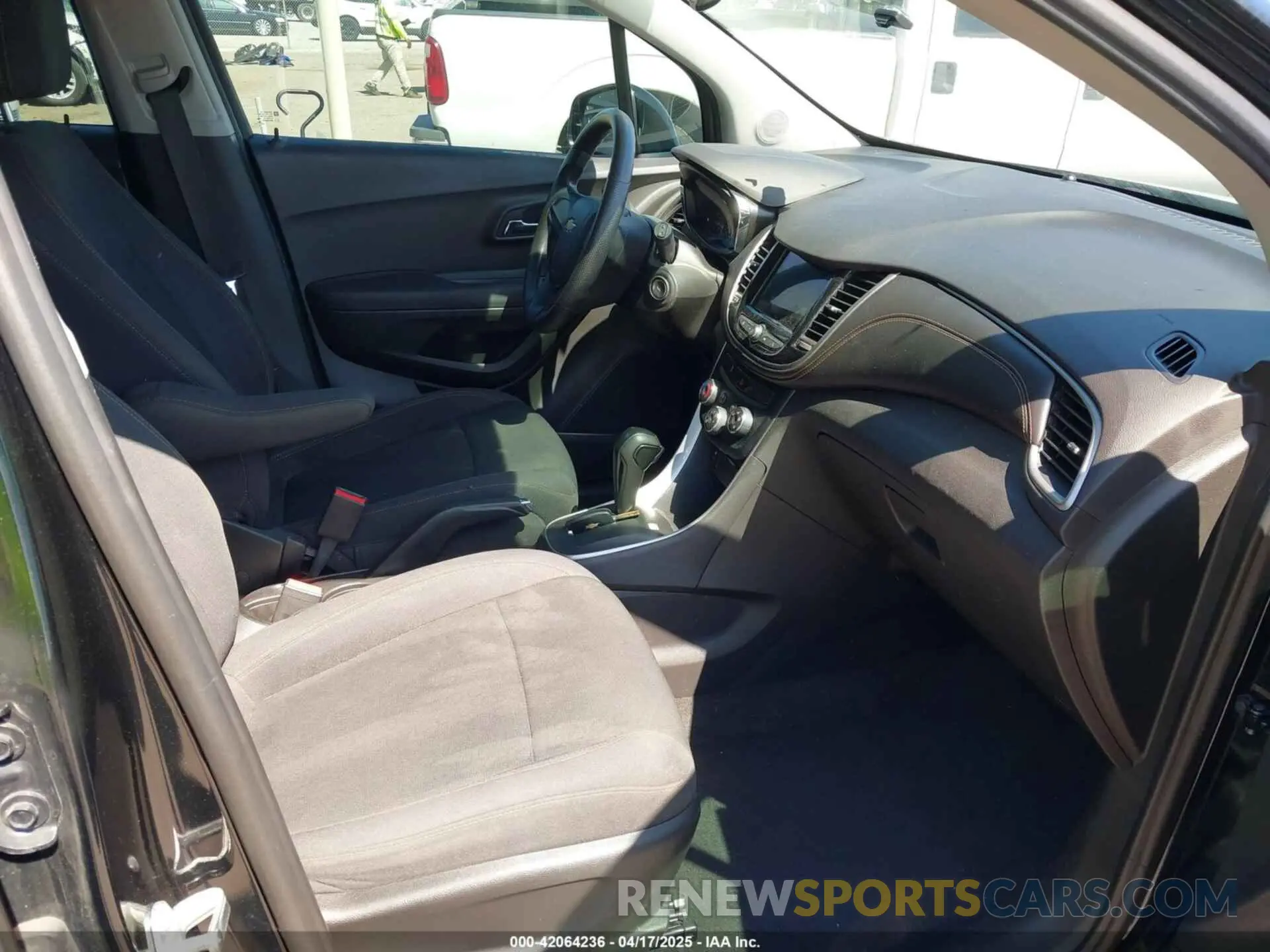 5 fotografías del automóvil dañado 3GNCJKSBXKL164776 CHEVROLET TRAX 2019