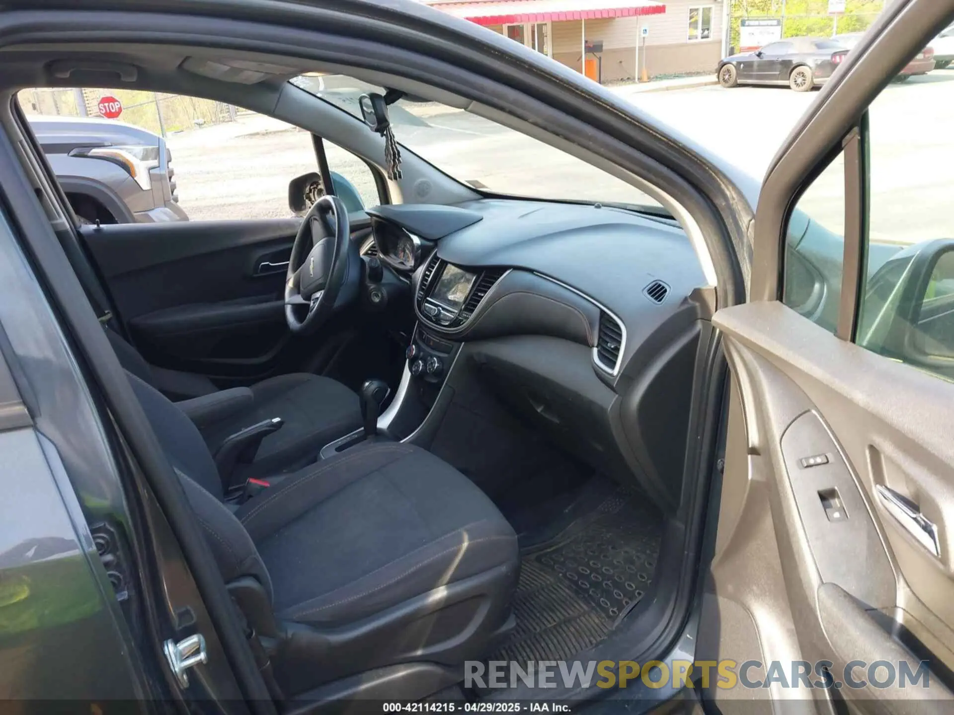 5 fotografías del automóvil dañado 3GNCJNSB2KL282967 CHEVROLET TRAX 2019