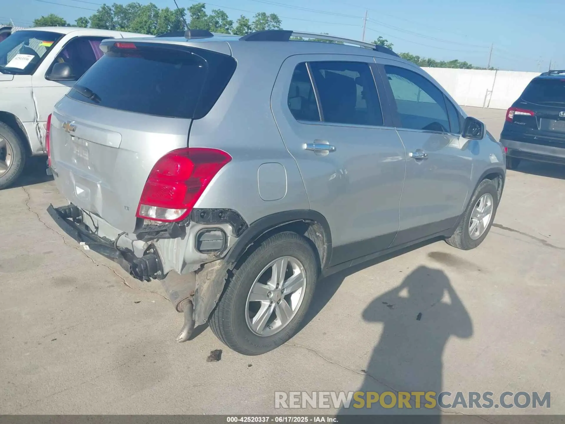 4 fotografías del automóvil dañado KL7CJLSB1KB872461 CHEVROLET TRAX 2019