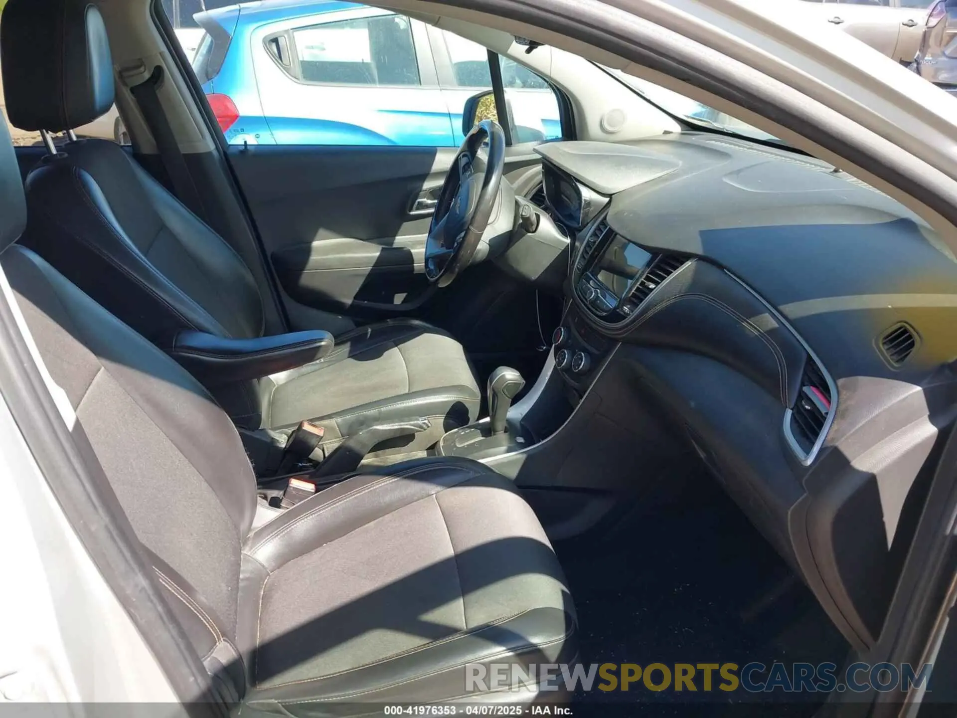 5 fotografías del automóvil dañado KL7CJLSB2KB721533 CHEVROLET TRAX 2019
