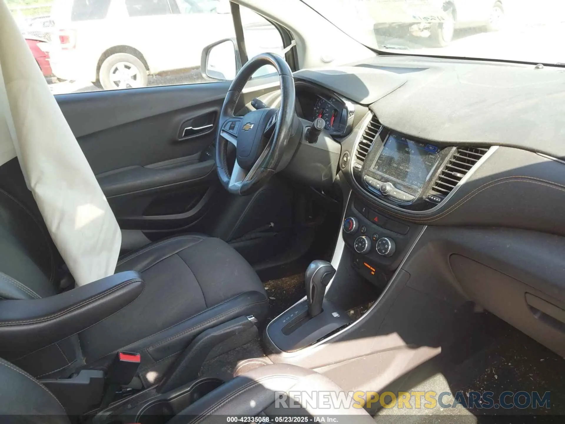 5 fotografías del automóvil dañado KL7CJLSB5KB771603 CHEVROLET TRAX 2019