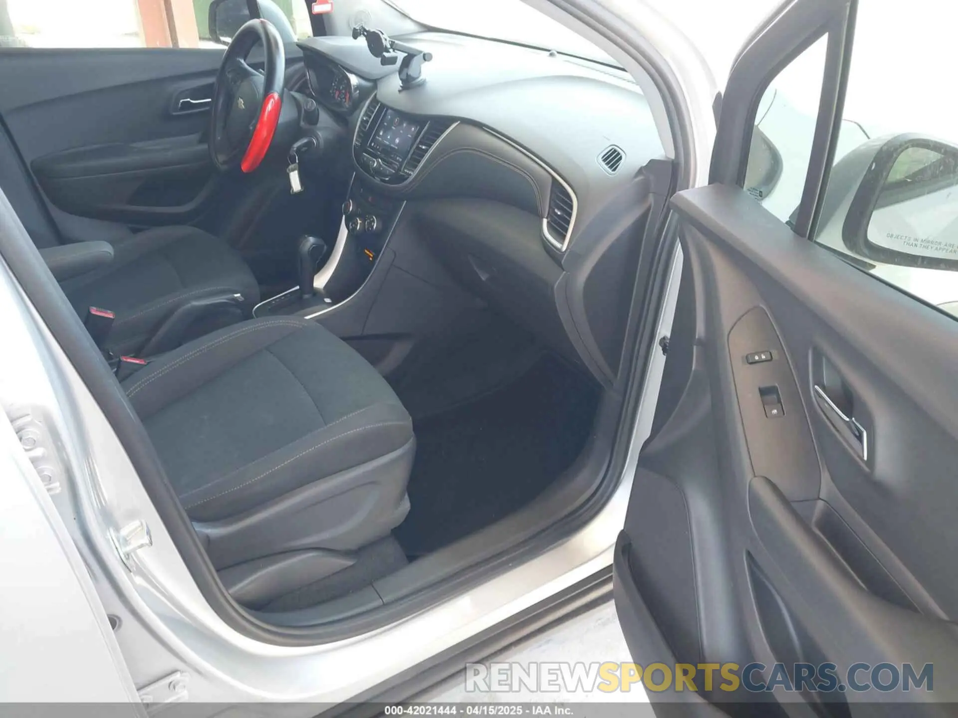 5 fotografías del automóvil dañado 3GNCJKSB6LL213456 CHEVROLET TRAX 2020