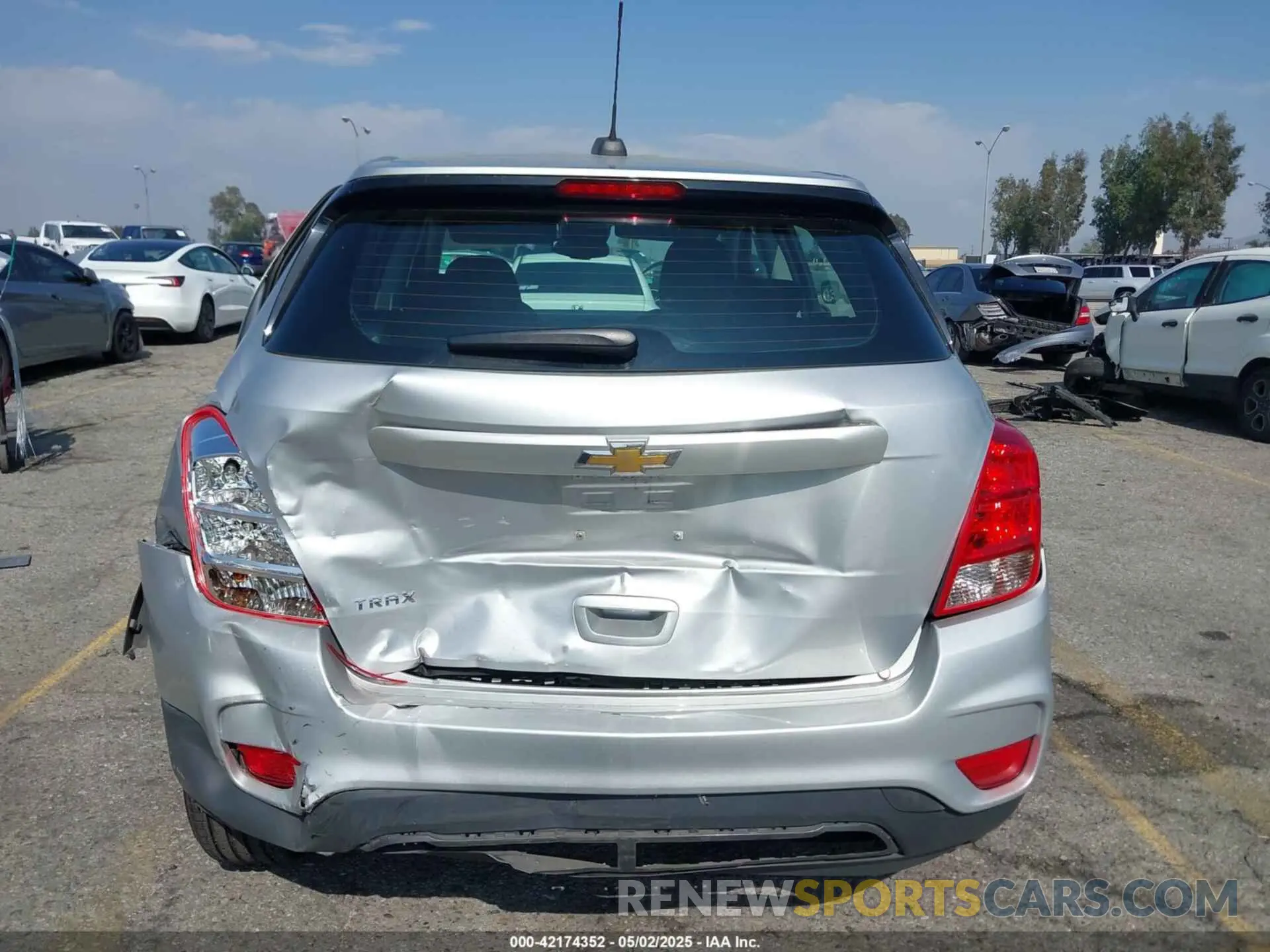 16 fotografías del automóvil dañado 3GNCJKSB7LL299358 CHEVROLET TRAX 2020