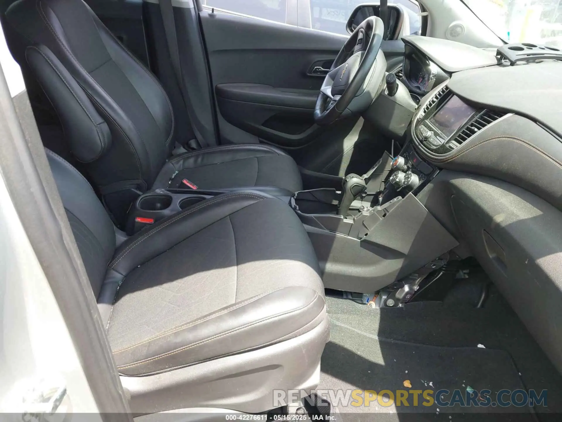 5 fotografías del automóvil dañado 3GNCJLSB4LL261950 CHEVROLET TRAX 2020