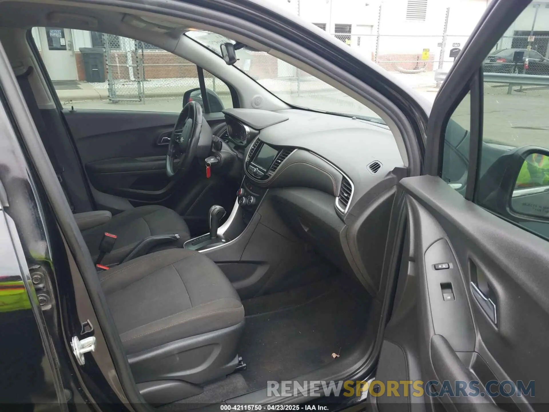 5 fotografías del automóvil dañado 3GNCJLSB8LL333975 CHEVROLET TRAX 2020