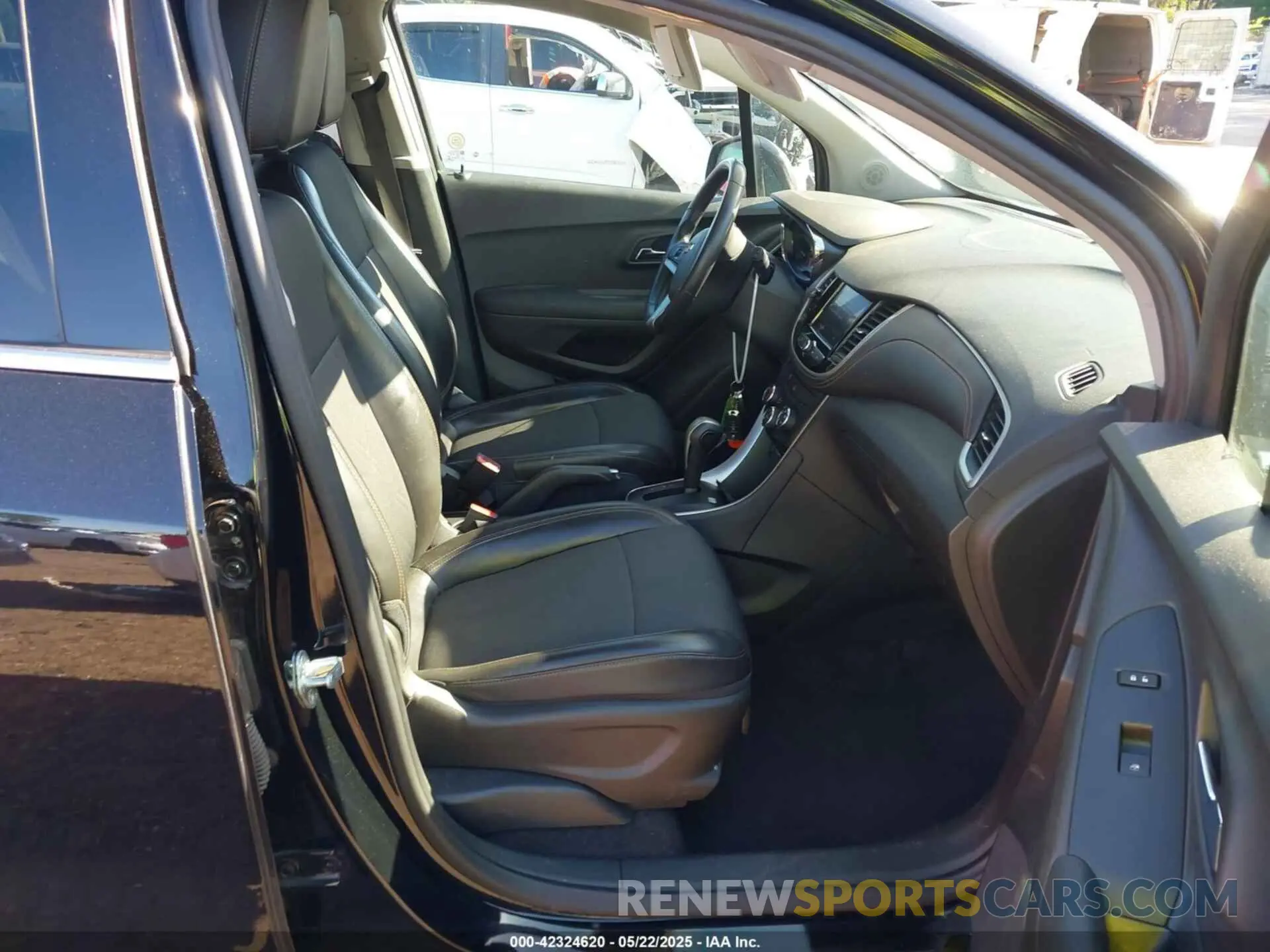 5 fotografías del automóvil dañado 3GNCJLSBXLL342340 CHEVROLET TRAX 2020