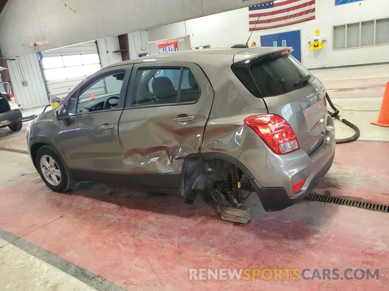 2 fotografías del automóvil dañado KL7CJKSB1LB342017 CHEVROLET TRAX 2020