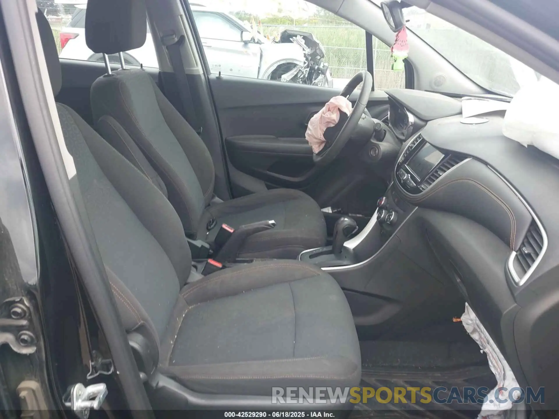 5 fotografías del automóvil dañado KL7CJKSB2LB086759 CHEVROLET TRAX 2020