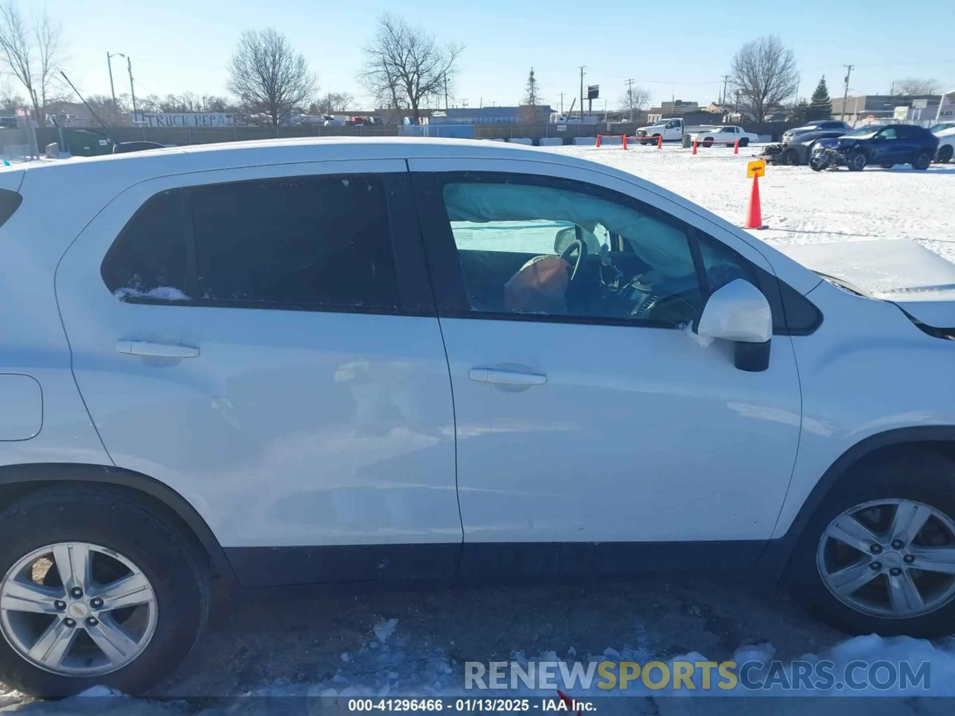 13 fotografías del automóvil dañado KL7CJKSB2LB327588 CHEVROLET TRAX 2020