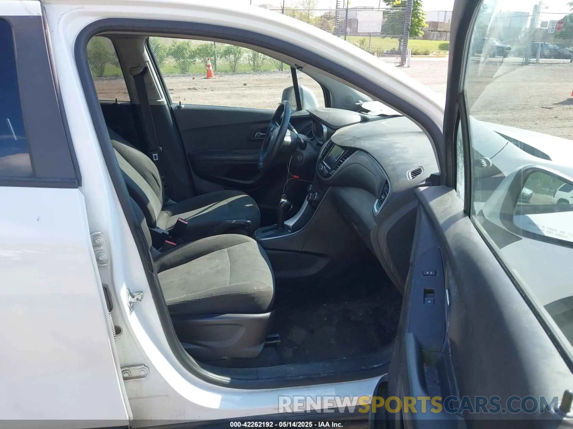 5 fotografías del automóvil dañado KL7CJKSB5LB041685 CHEVROLET TRAX 2020