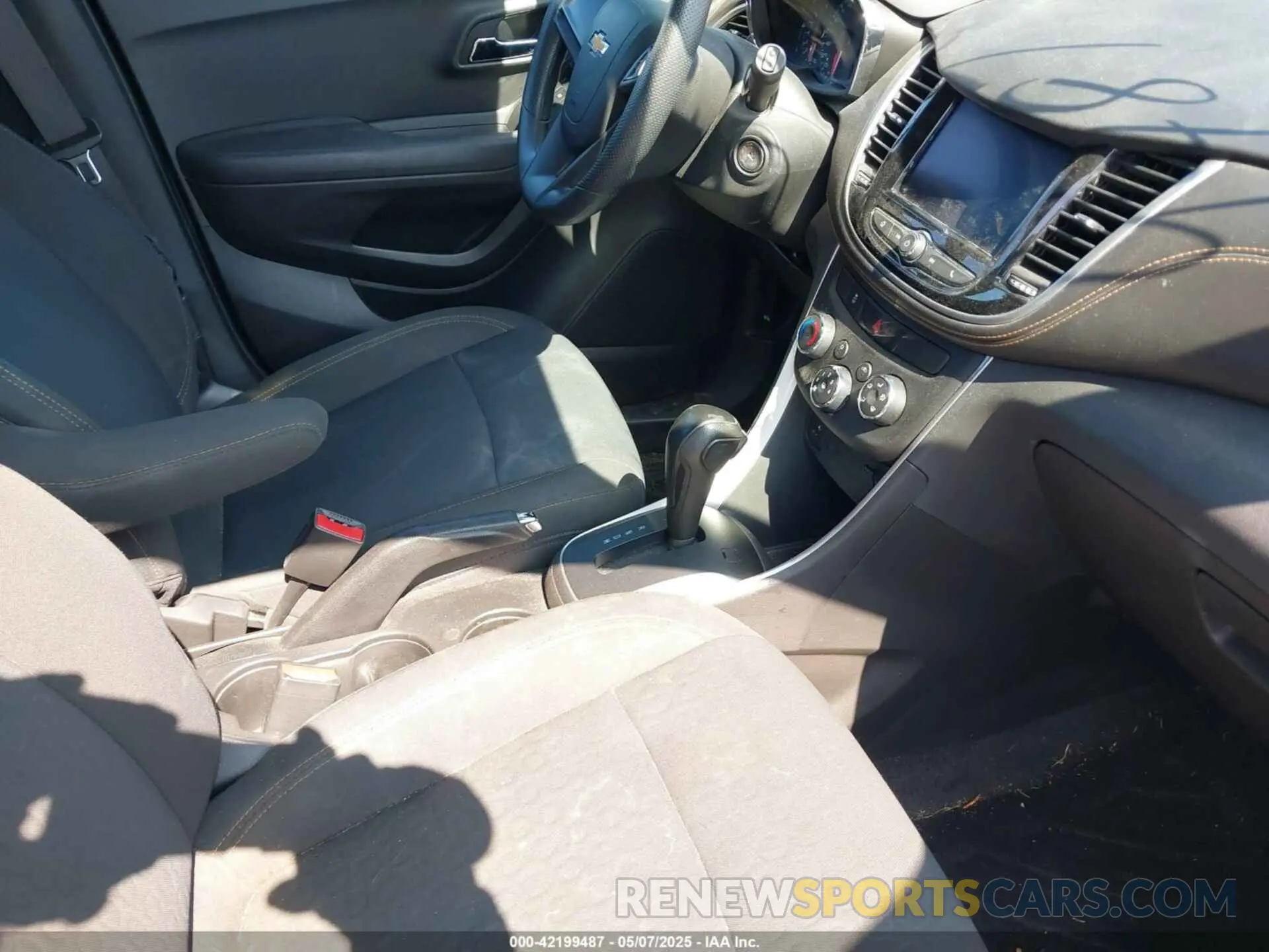 5 fotografías del automóvil dañado KL7CJKSB7LB036732 CHEVROLET TRAX 2020