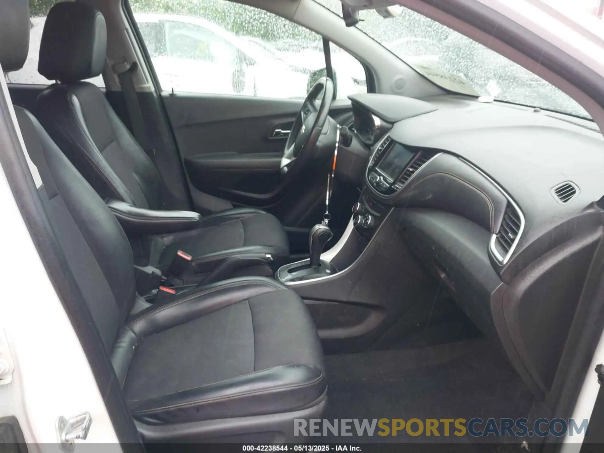 5 fotografías del automóvil dañado KL7CJLSB2LB006897 CHEVROLET TRAX 2020