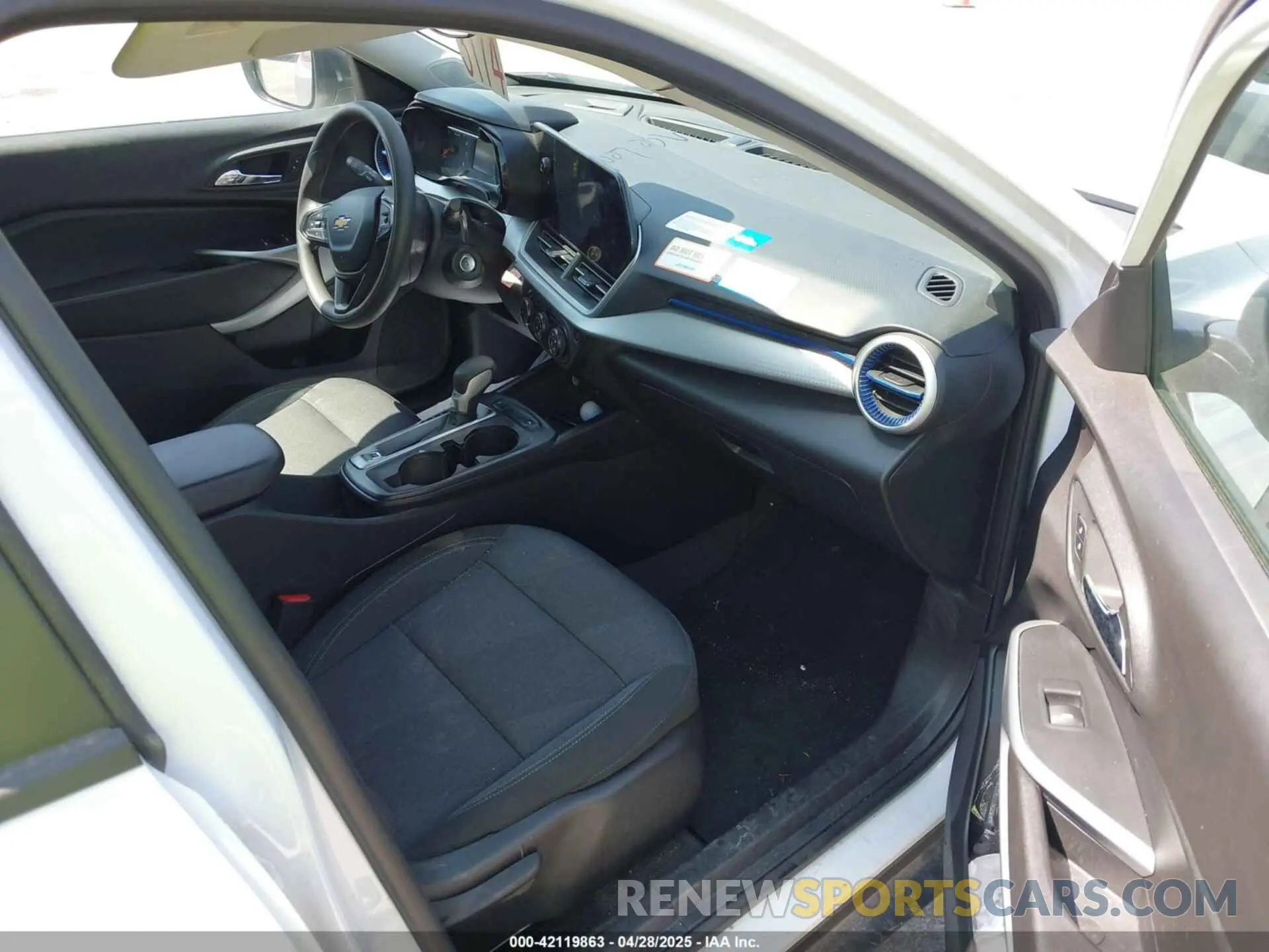 5 fotografías del automóvil dañado KL77LFE21RC140053 CHEVROLET TRAX 2024