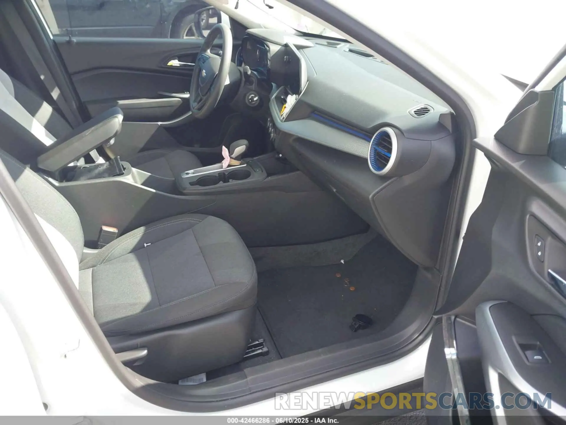 5 fotografías del automóvil dañado KL77LFEP0SC047722 CHEVROLET TRAX 2025