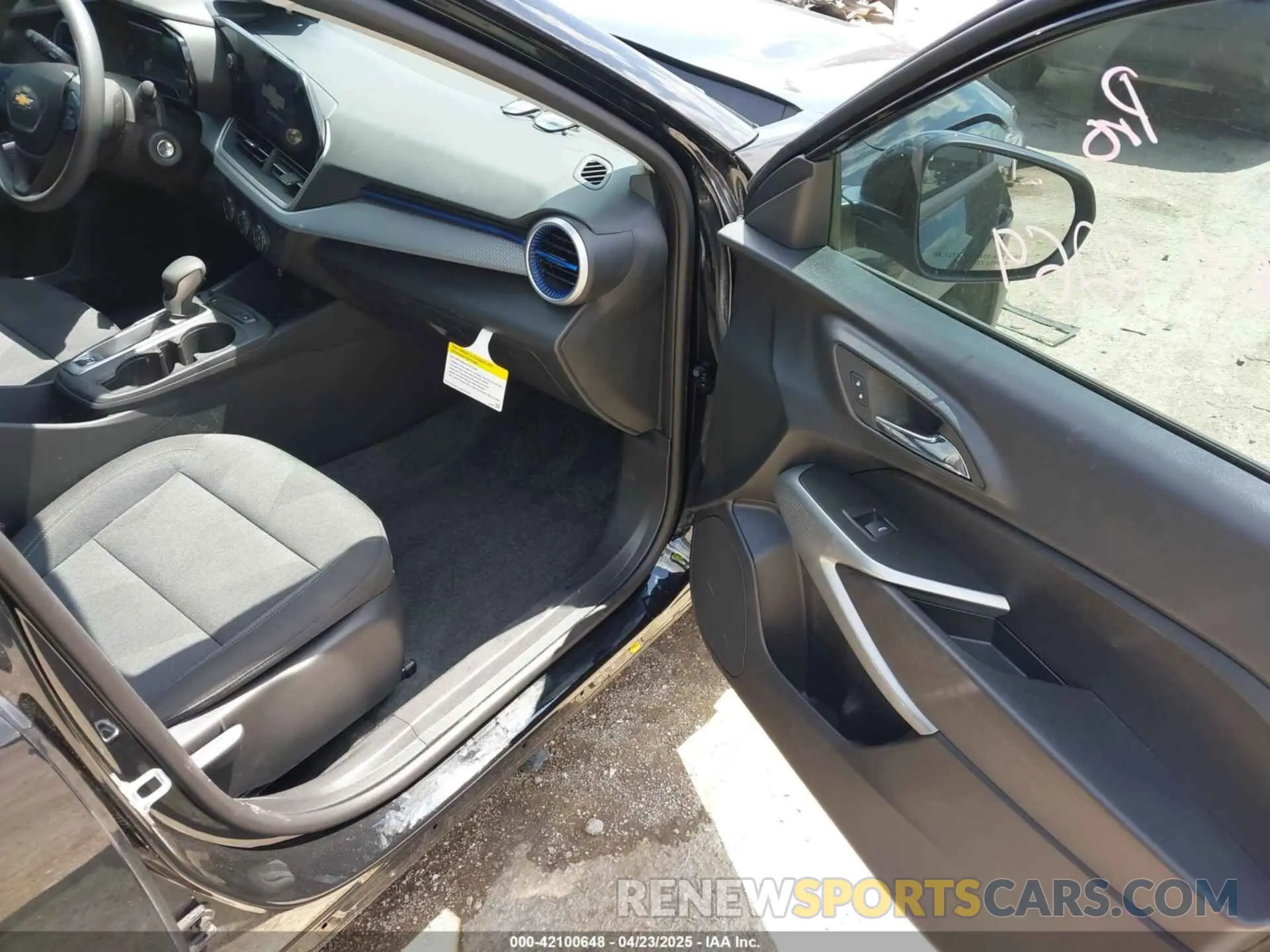 5 fotografías del automóvil dañado KL77LFEP2SC163973 CHEVROLET TRAX 2025