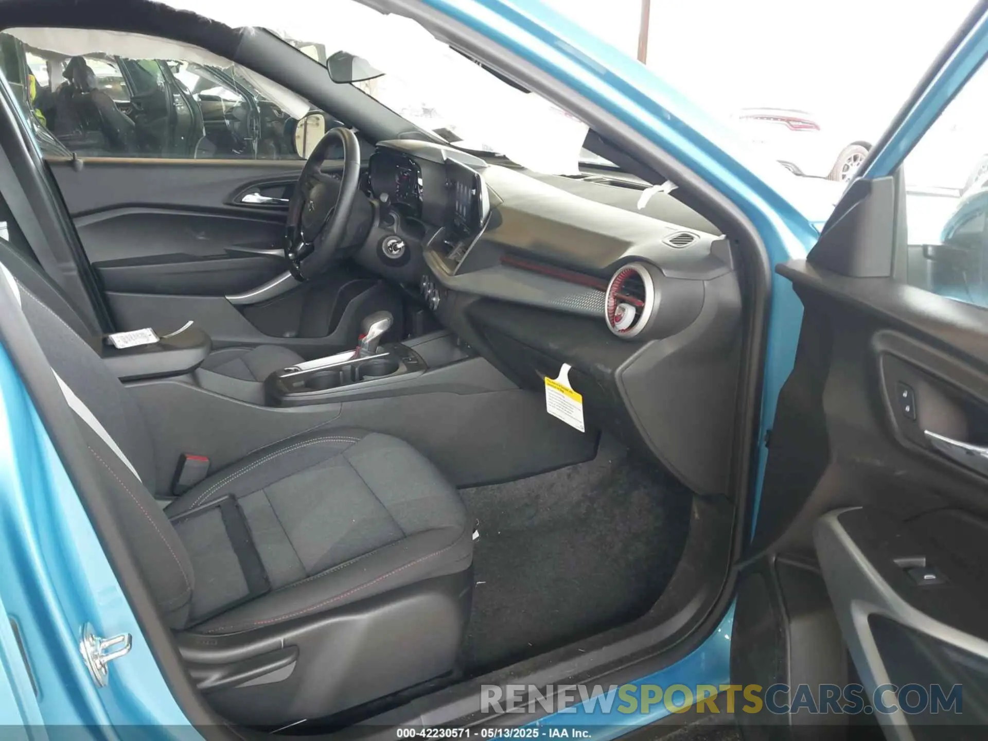5 fotografías del automóvil dañado KL77LGEP4SC120161 CHEVROLET TRAX 2025