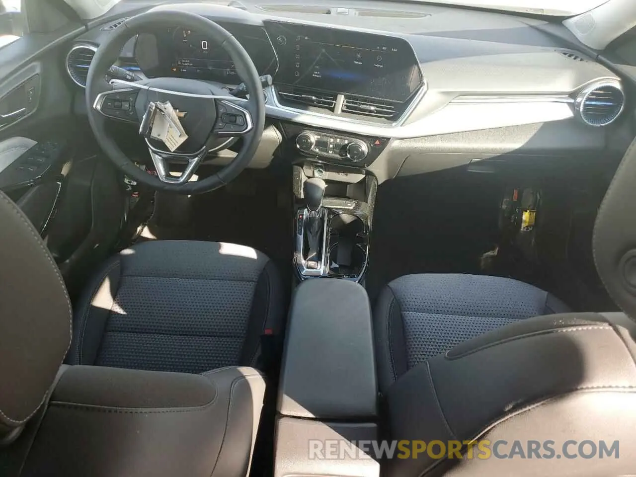 8 fotografías del automóvil dañado KL77LHEP1SC102531 CHEVROLET TRAX 2025