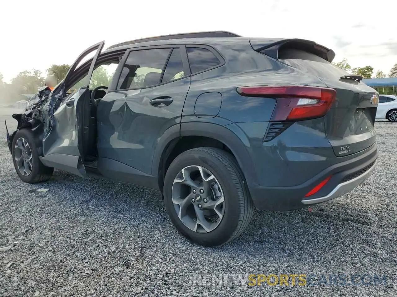 2 fotografías del automóvil dañado KL77LHEP2SC030917 CHEVROLET TRAX 2025