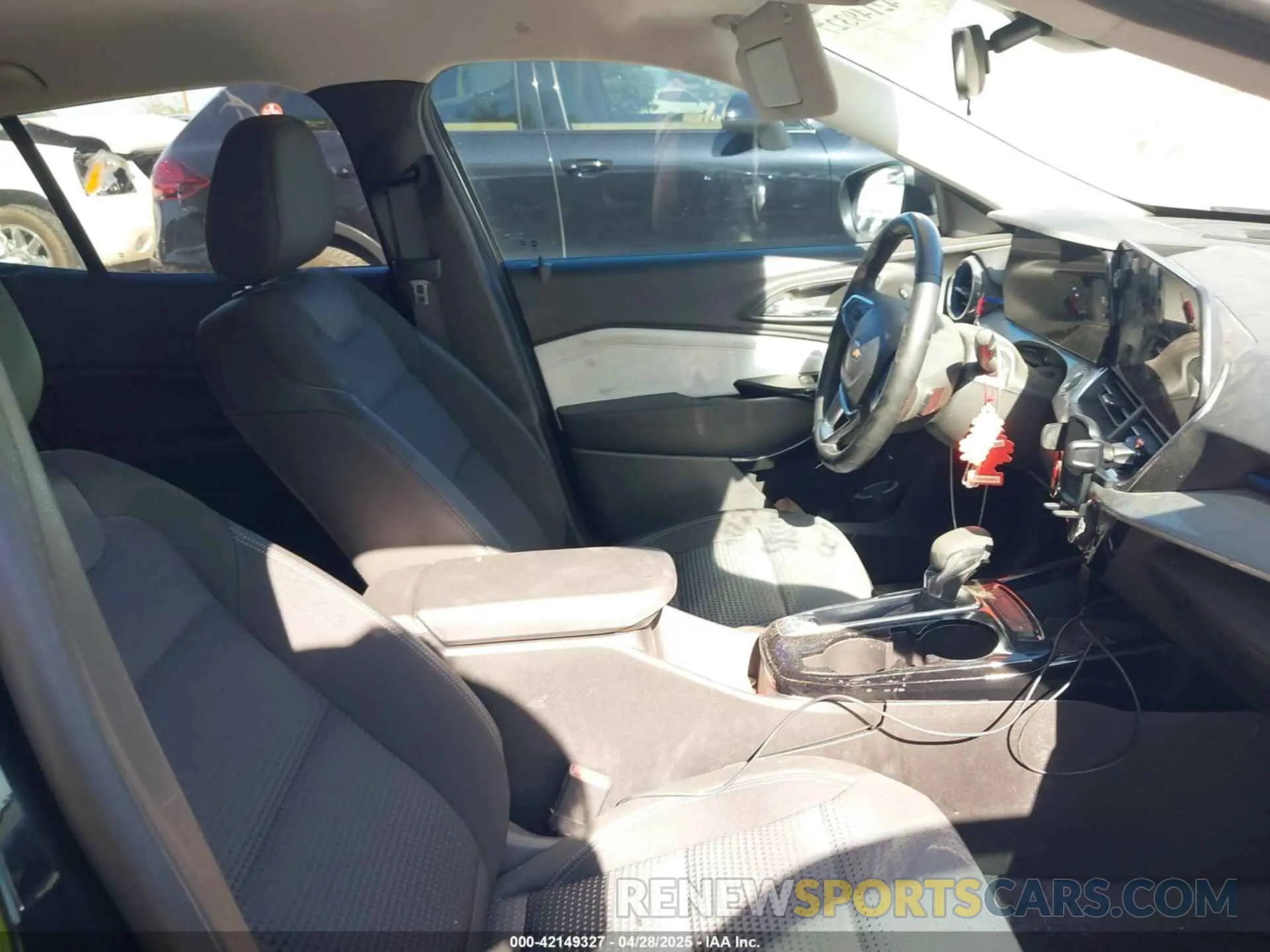 5 fotografías del automóvil dañado KL77LHEP4SC036671 CHEVROLET TRAX 2025