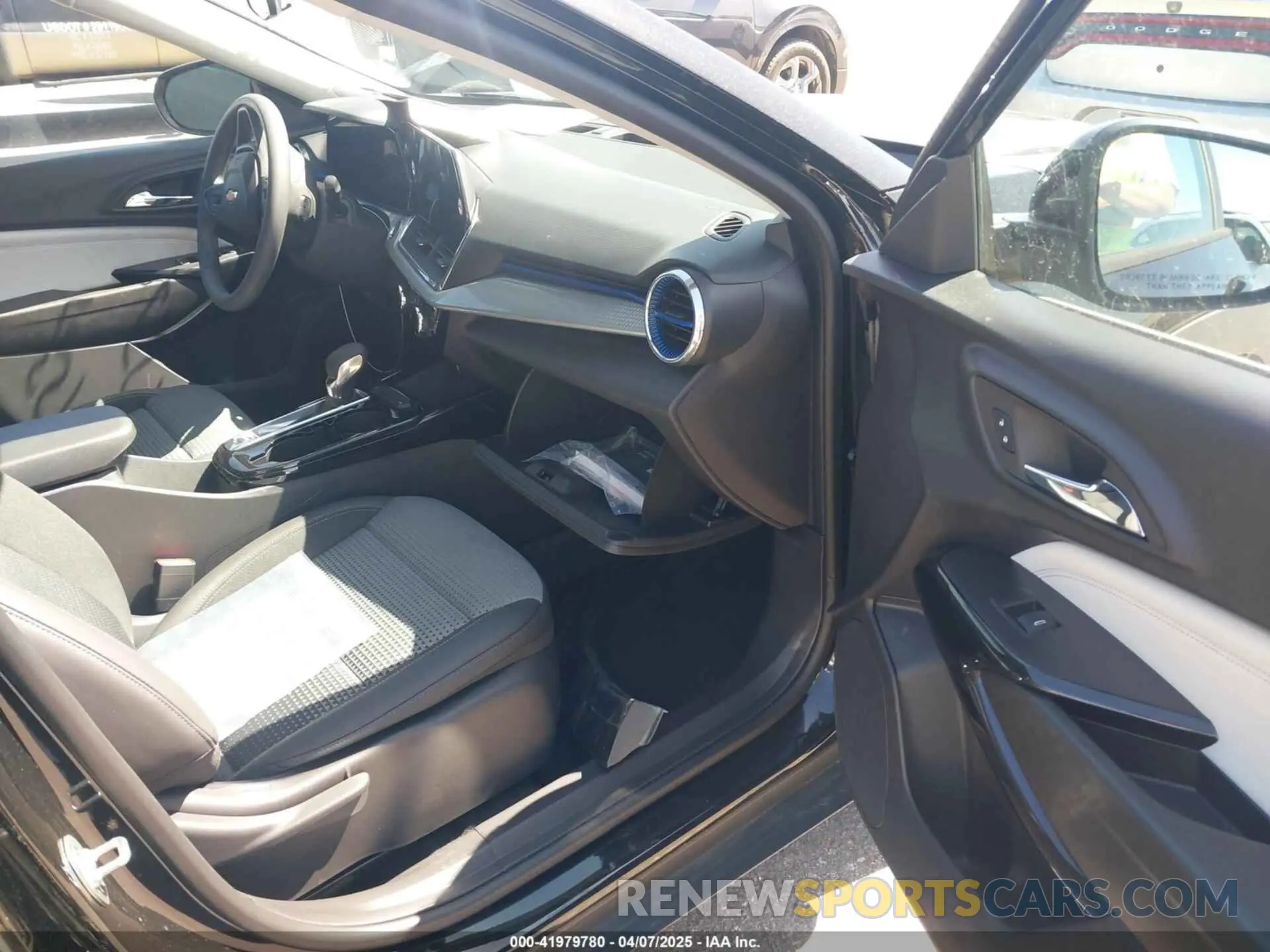 5 fotografías del automóvil dañado KL77LHEP4SC155563 CHEVROLET TRAX 2025