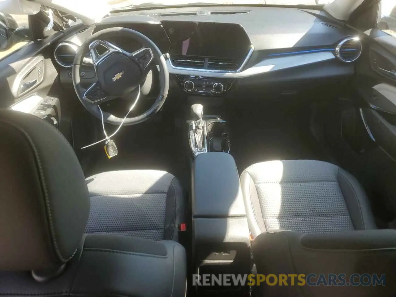 8 fotografías del automóvil dañado KL77LHEP5SC025727 CHEVROLET TRAX 2025