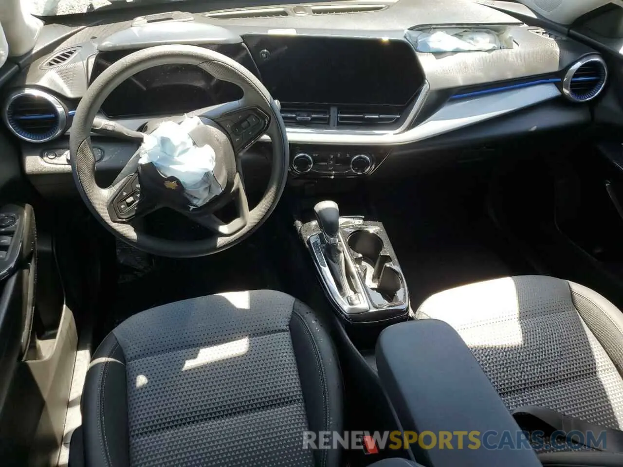 8 fotografías del automóvil dañado KL77LHEP6SC031505 CHEVROLET TRAX 2025