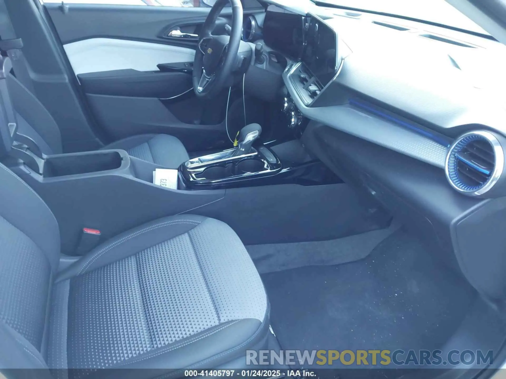 5 fotografías del automóvil dañado KL77LHEP6SC107532 CHEVROLET TRAX 2025