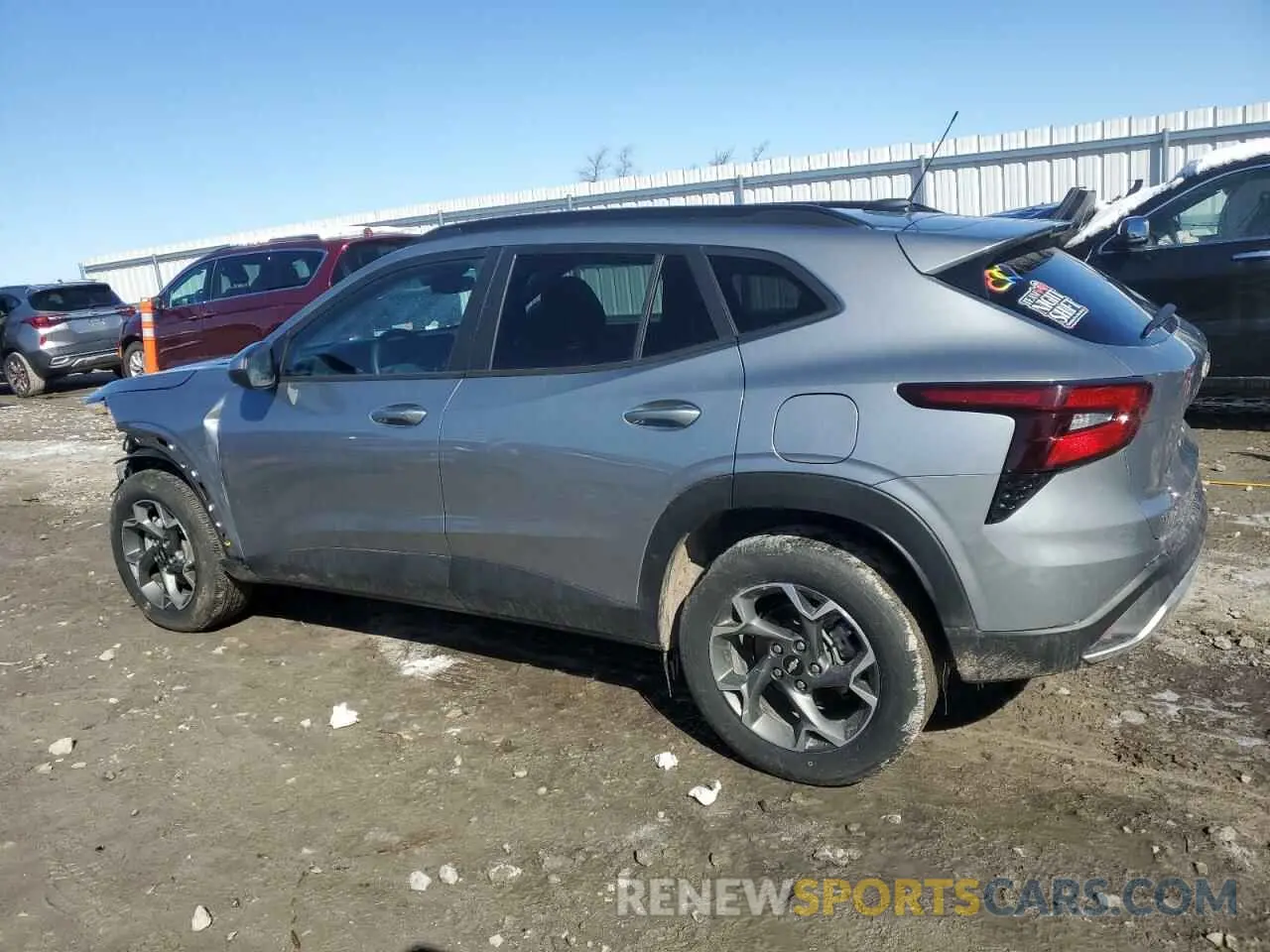2 fotografías del automóvil dañado KL77LHEPXSC004940 CHEVROLET TRAX 2025