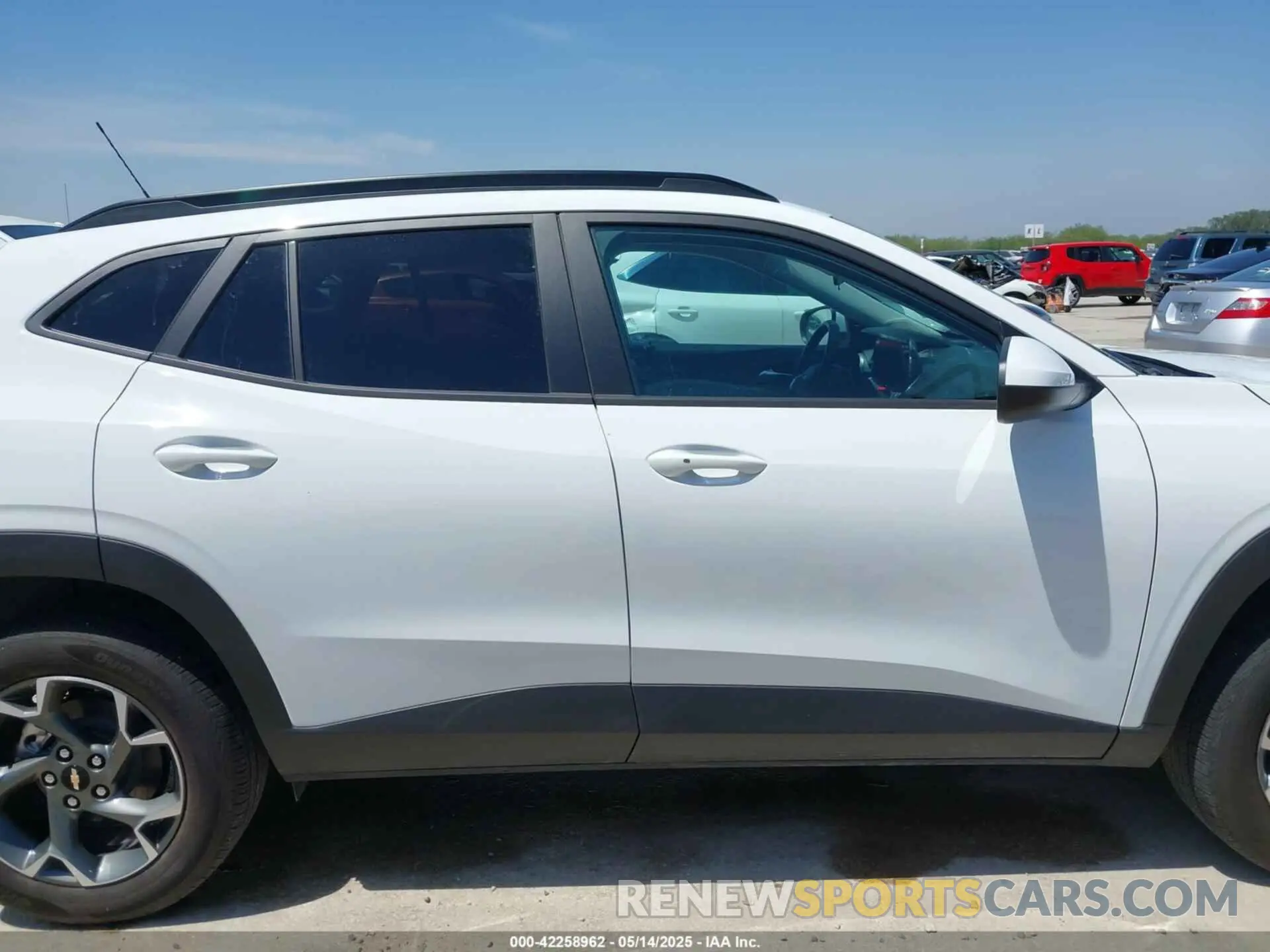 13 fotografías del automóvil dañado KL77LHEPXSC008292 CHEVROLET TRAX 2025