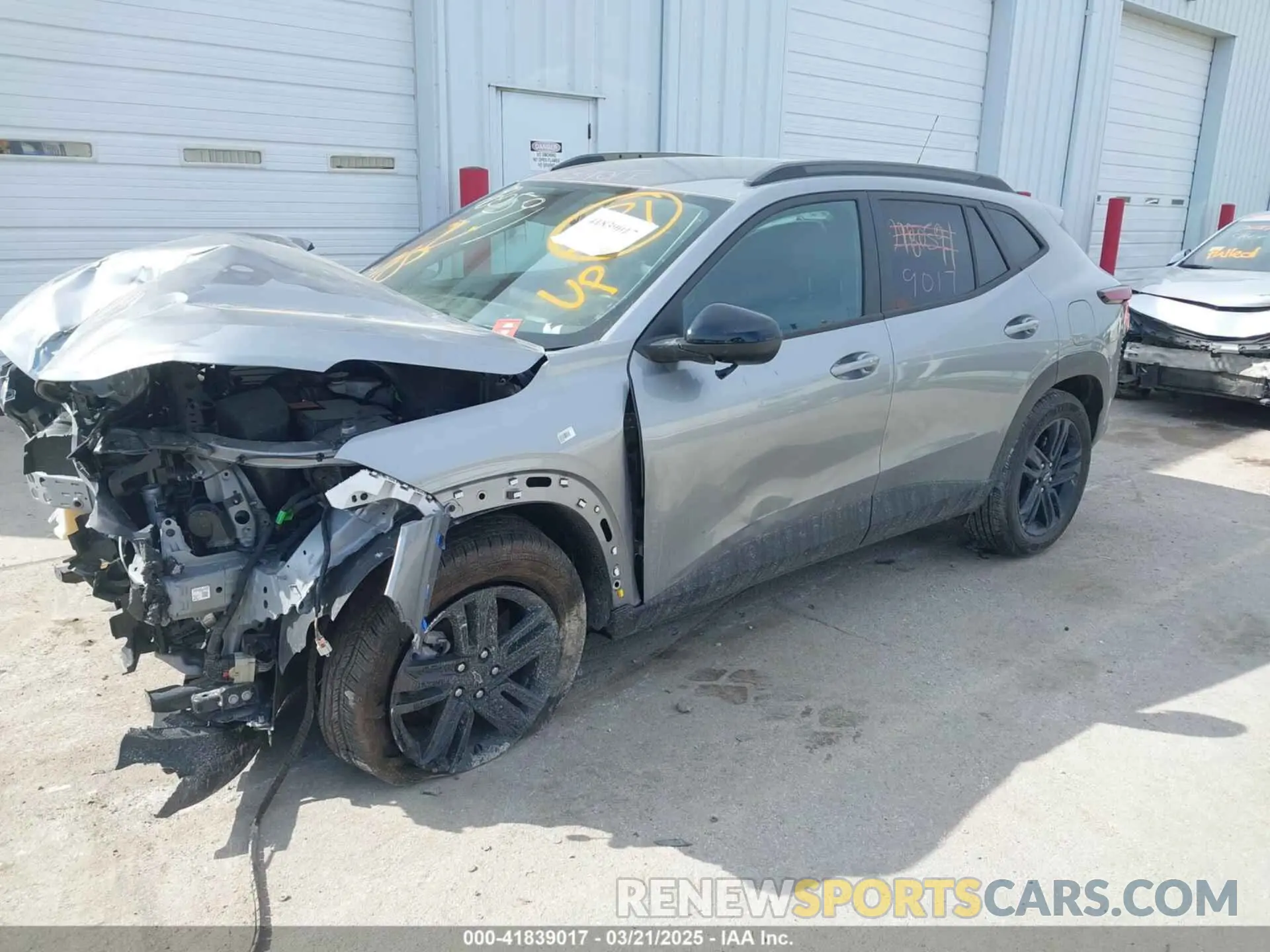 2 fotografías del automóvil dañado KL77LKEP0SC091907 CHEVROLET TRAX 2025