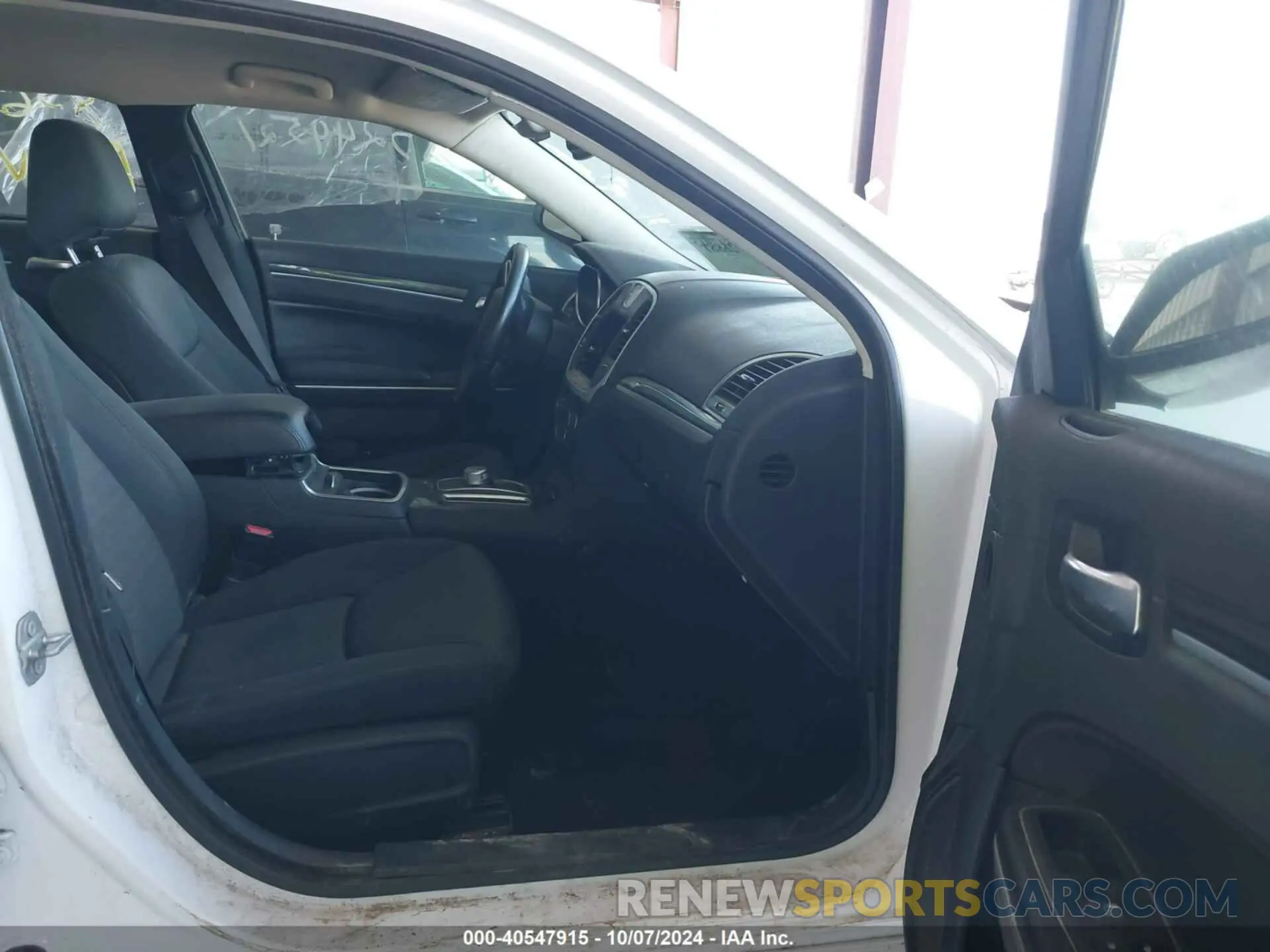 5 fotografías del automóvil dañado 2C3CCAAG0KH663125 CHRYSLER 300 2019