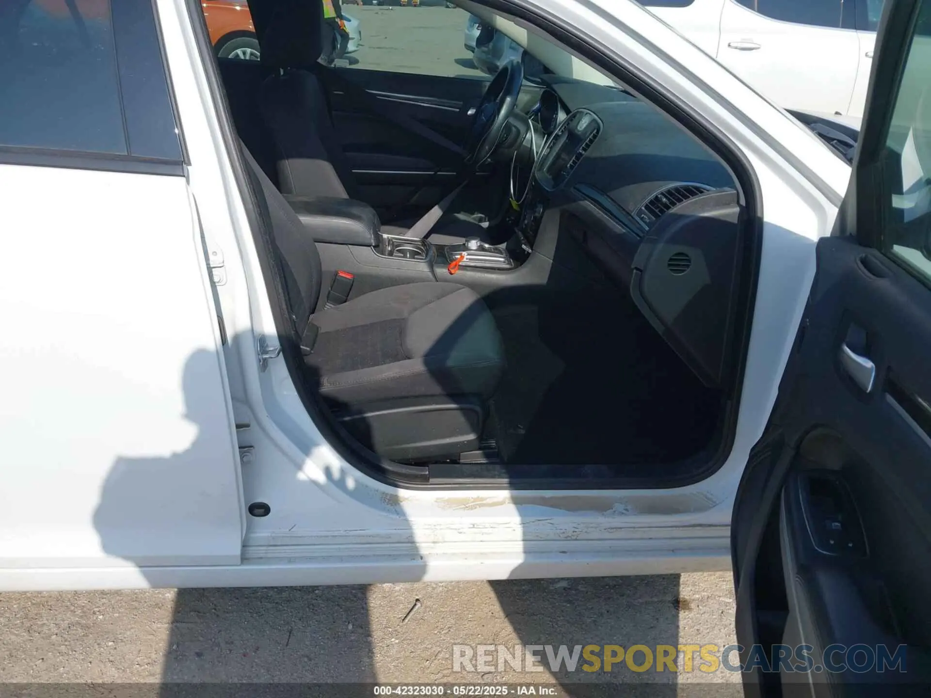 5 fotografías del automóvil dañado 2C3CCAAG3KH589876 CHRYSLER 300 2019