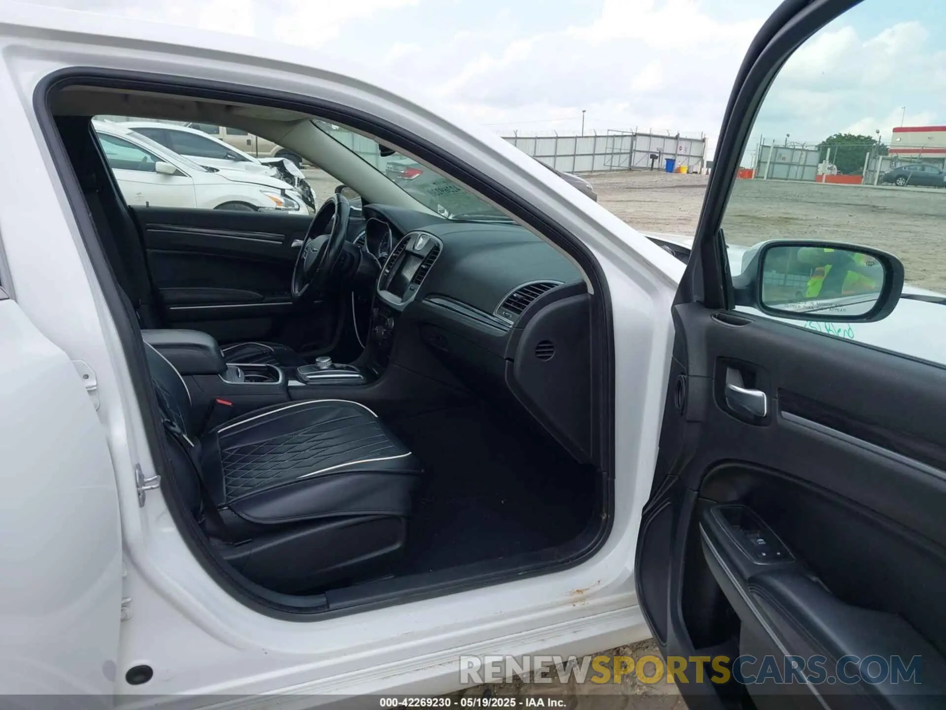 5 fotografías del automóvil dañado 2C3CCAAG3KH602030 CHRYSLER 300 2019