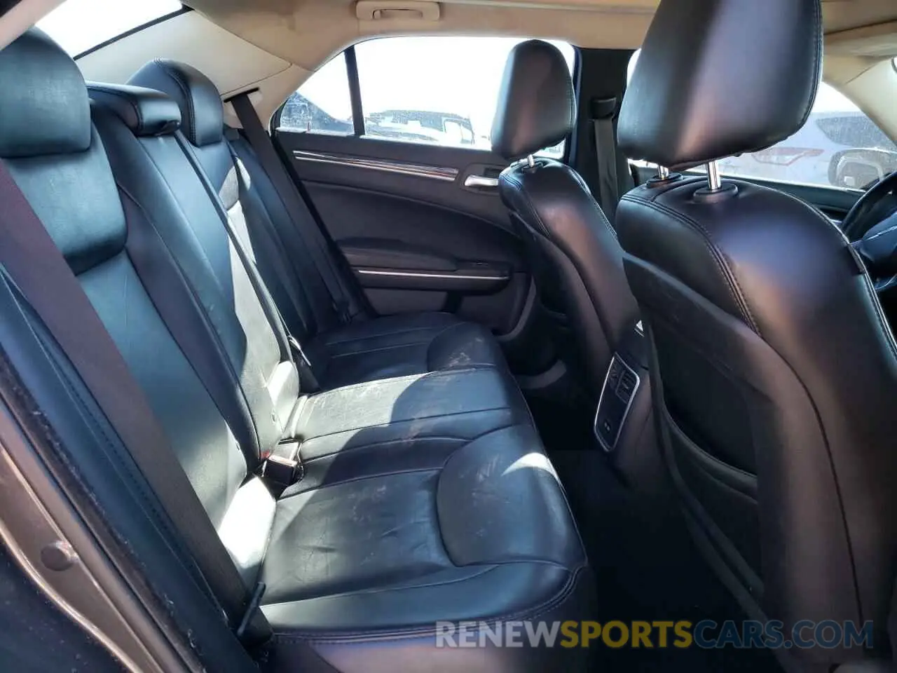 10 fotografías del automóvil dañado 2C3CCAAG5KH569015 CHRYSLER 300 2019