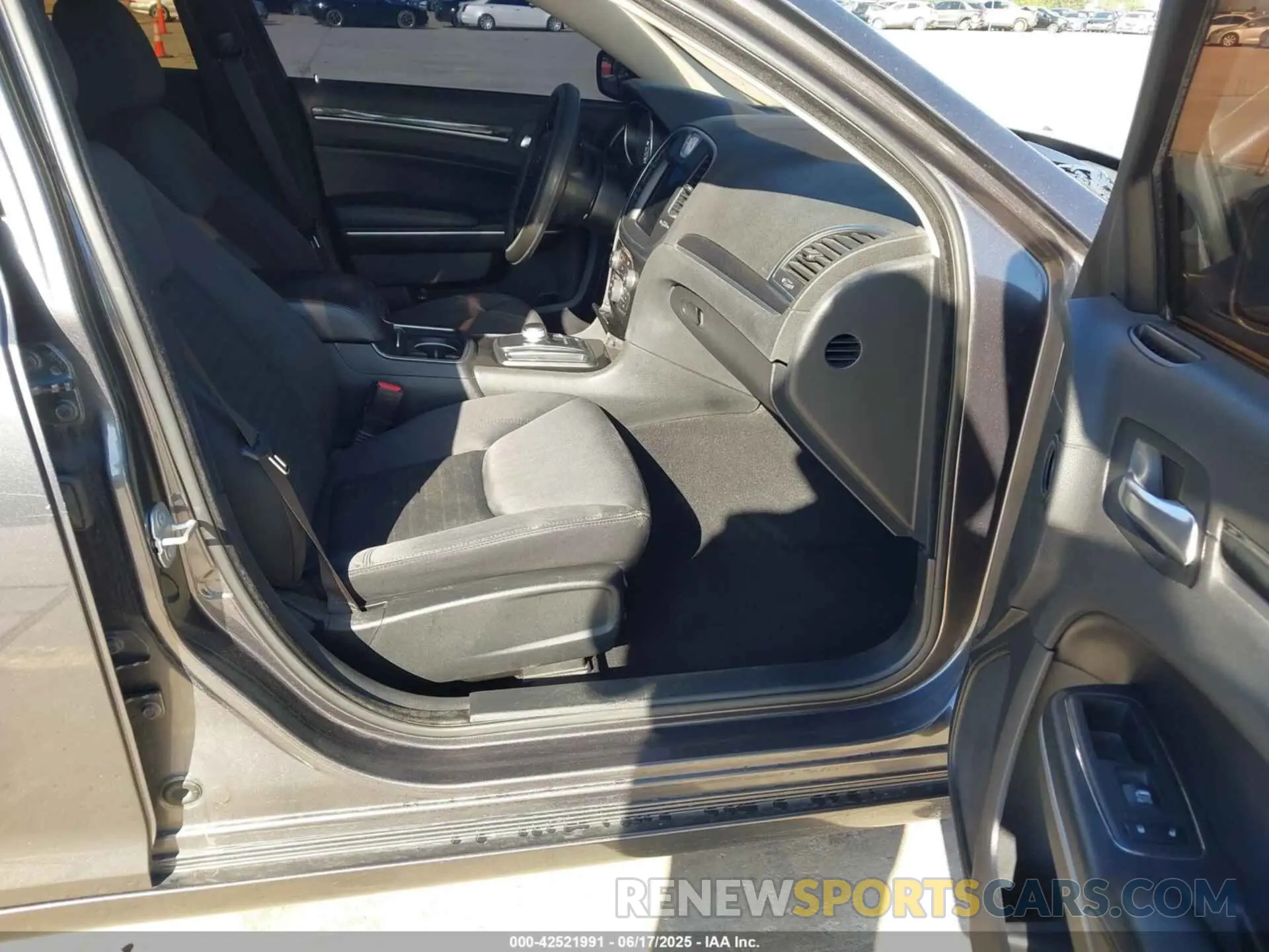 5 fotografías del automóvil dañado 2C3CCAAG8KH655290 CHRYSLER 300 2019