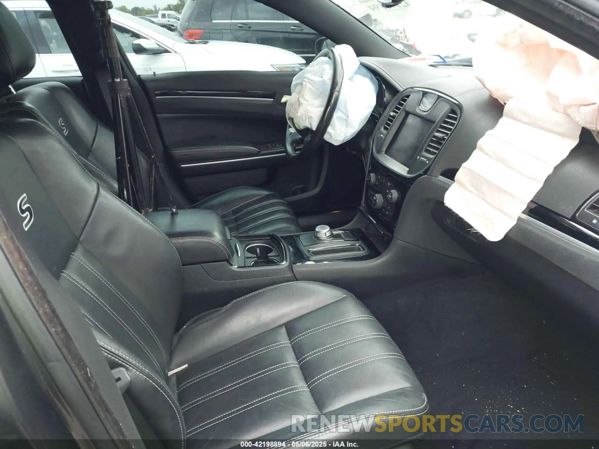 5 fotografías del automóvil dañado 2C3CCABG0KH516446 CHRYSLER 300 2019